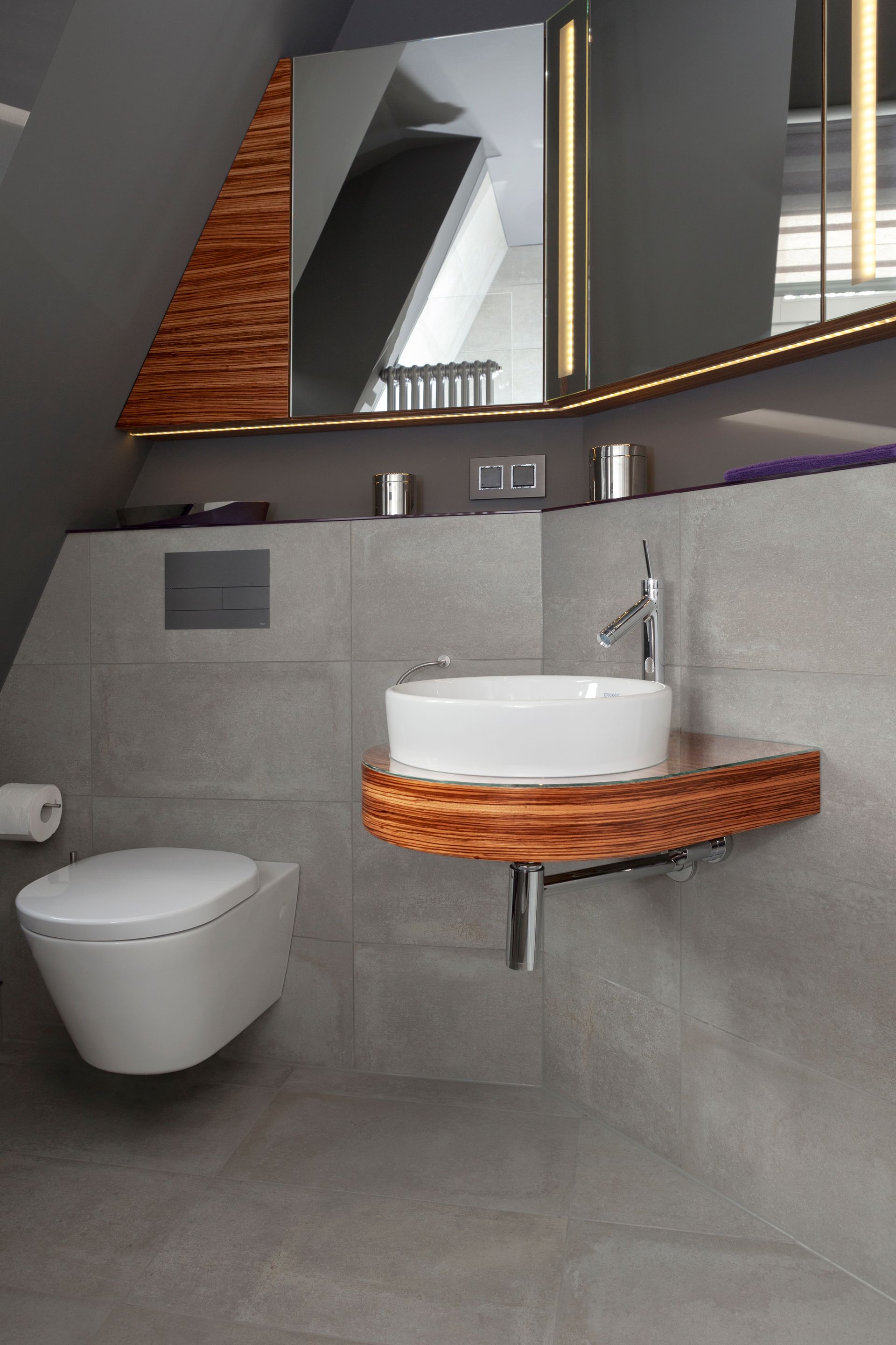 Ein Badezimmer mit Toilette, Waschbecken und Spiegel