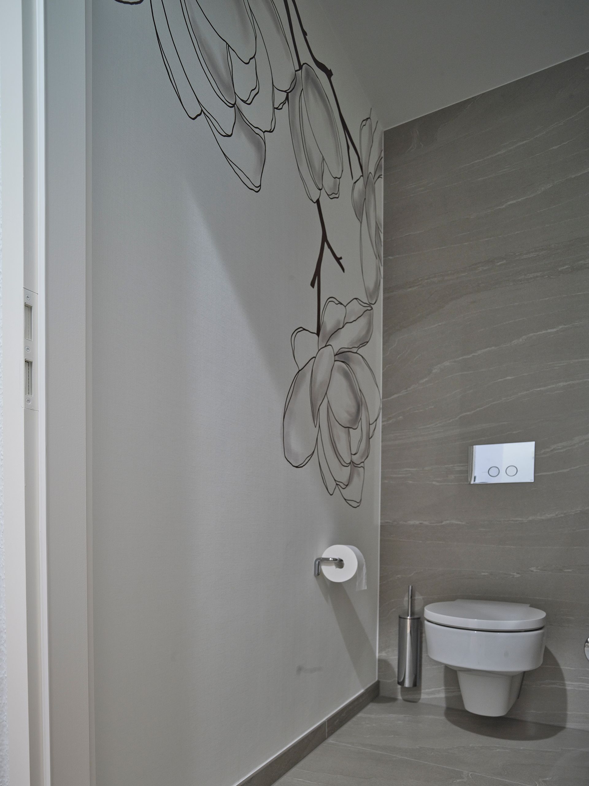 Ein Badezimmer mit Toilette, Waschbecken, Dusche und Spiegel.