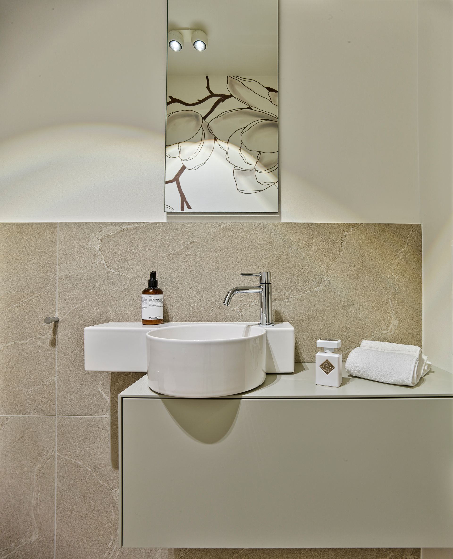 In einem Badezimmer hängt neben einer Dusche eine Toilette an der Wand.