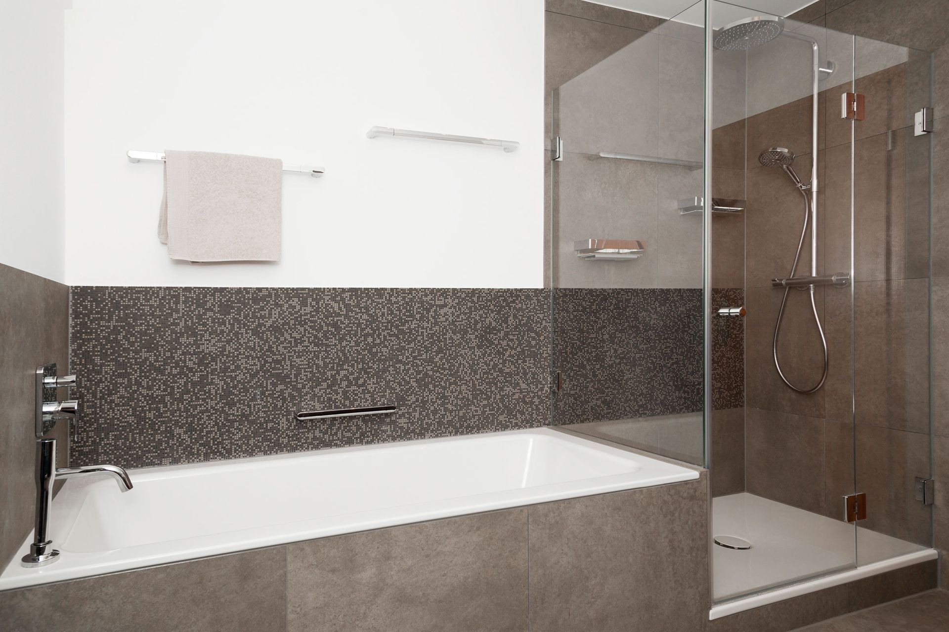 Ein Badezimmer mit Badewanne und ebenerdiger Dusche.