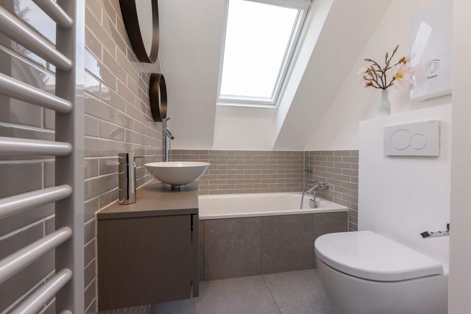 Ein Badezimmer mit Waschbecken, Toilette, Badewanne und Dachfenster