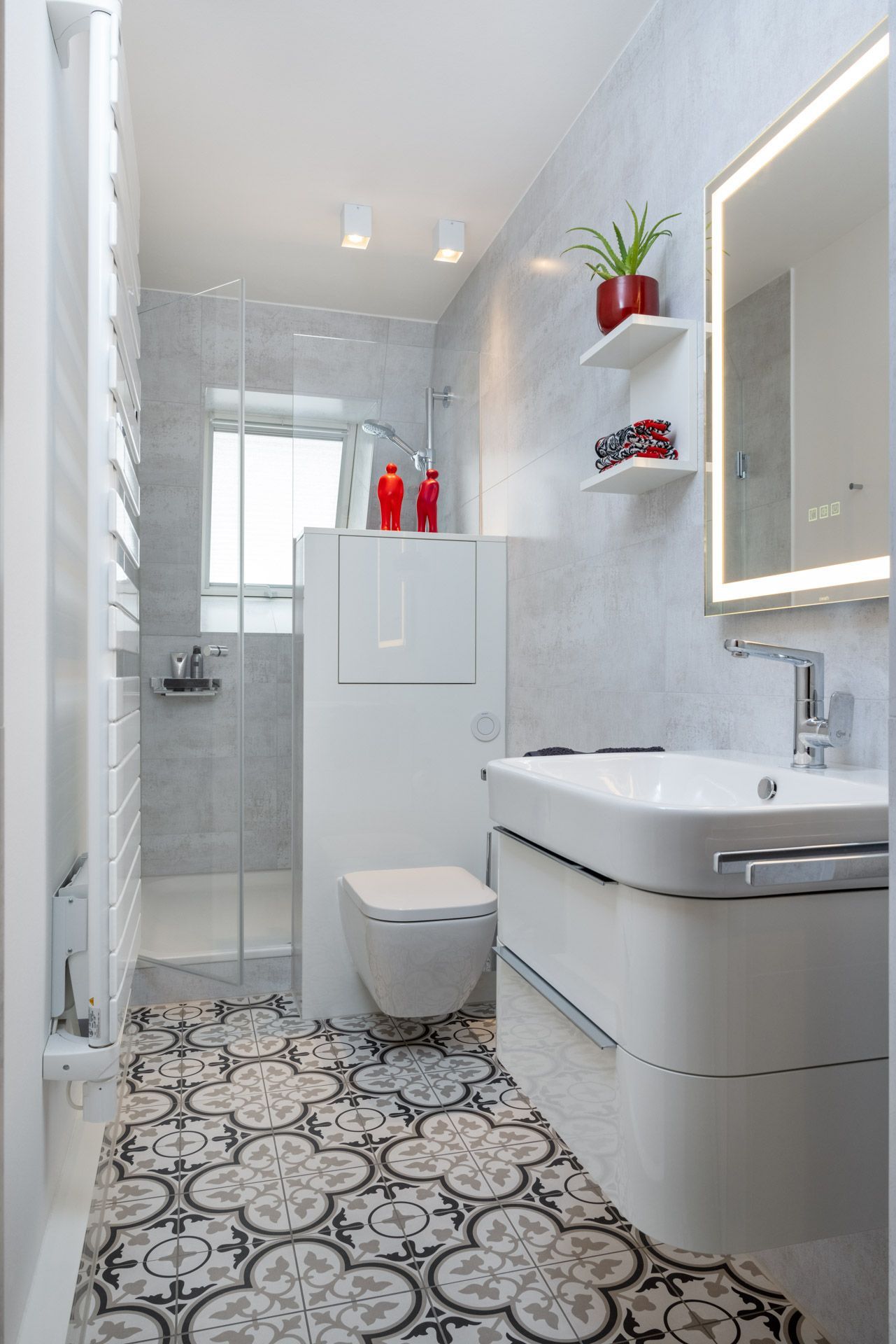 Ein Badezimmer mit Waschbecken, Toilette, Dusche und Spiegel.