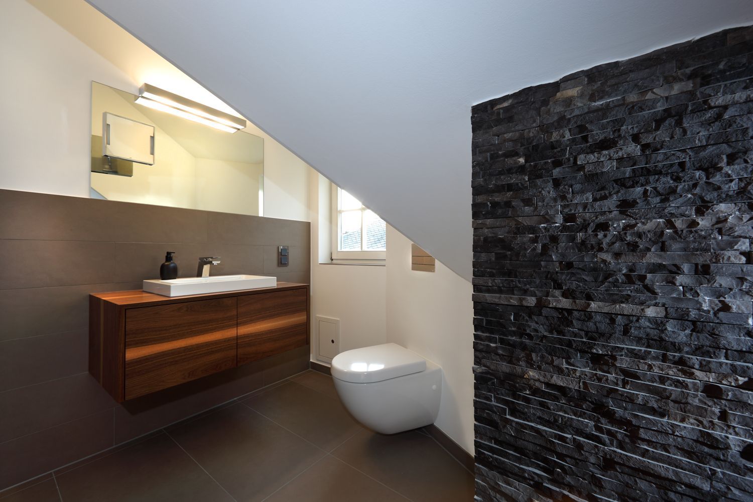 Ein Badezimmer mit Toilette, Waschbecken und Spiegel