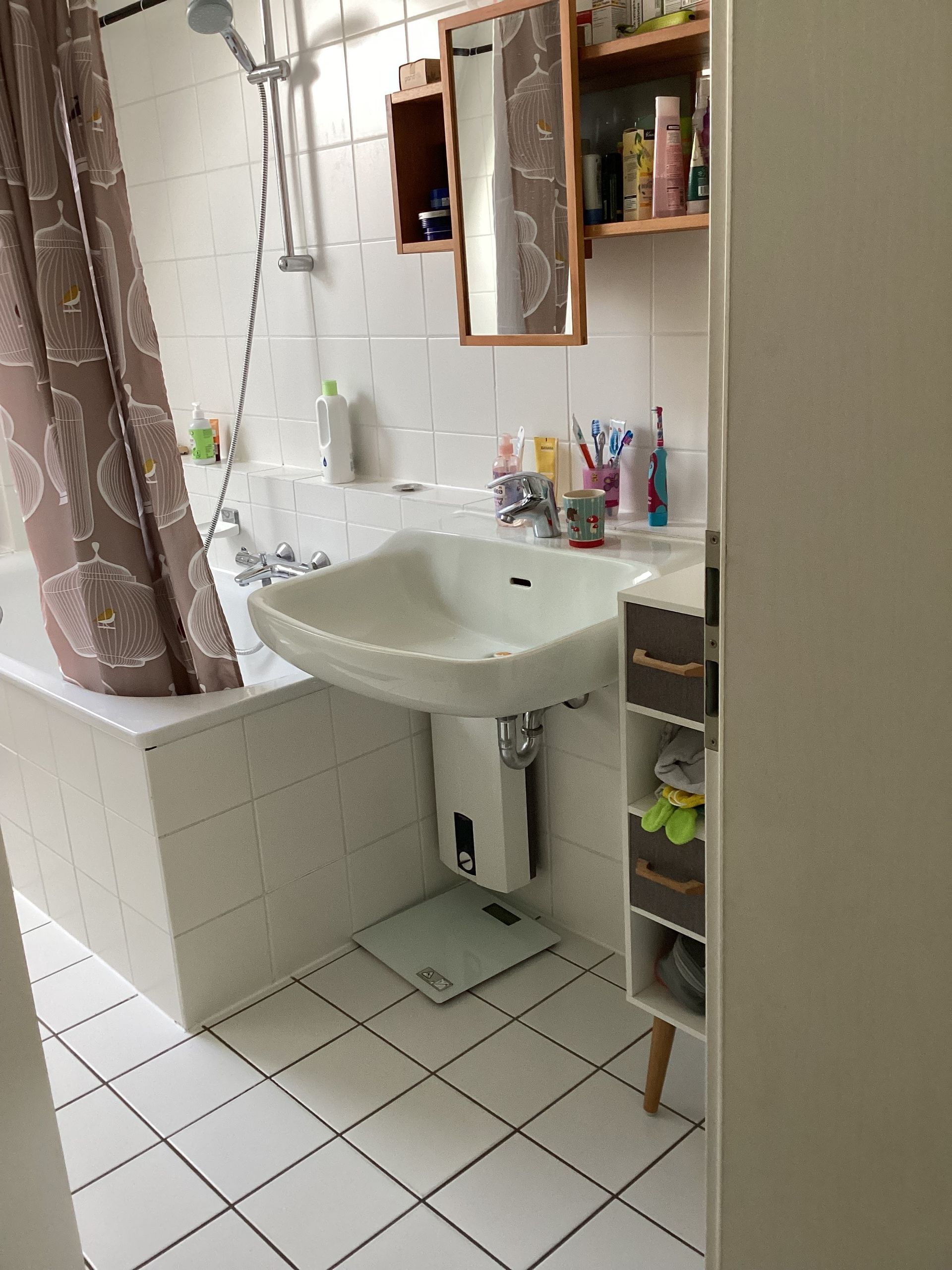 Ein Badezimmer mit Waschbecken, Badewanne und Spiegel.