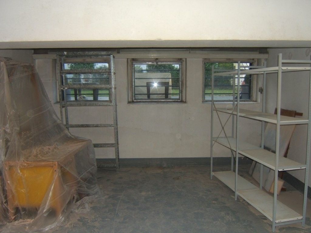 Ein leerer Raum mit Regalen und einer Leiter