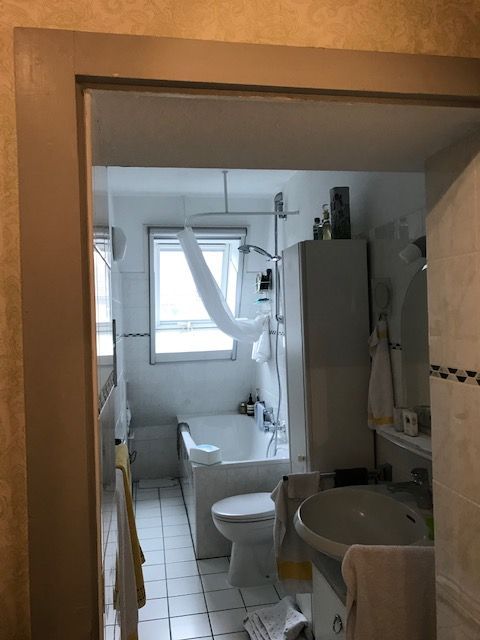 Ein Badezimmer mit Badewanne, Toilette, Waschbecken und Fenster