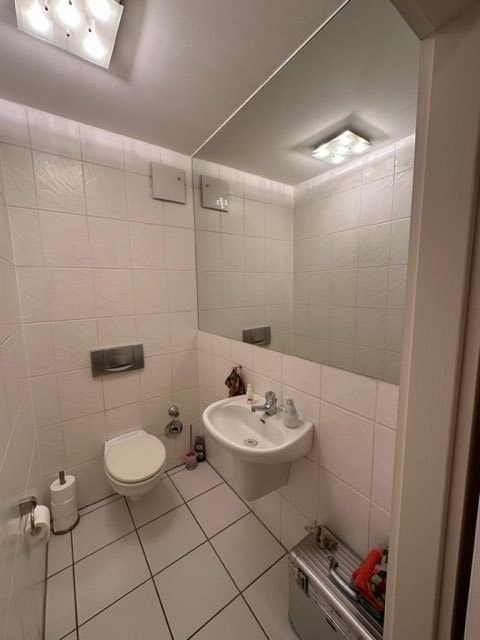 Ein Badezimmer mit Toilette, Badewanne und Handtuchhalter