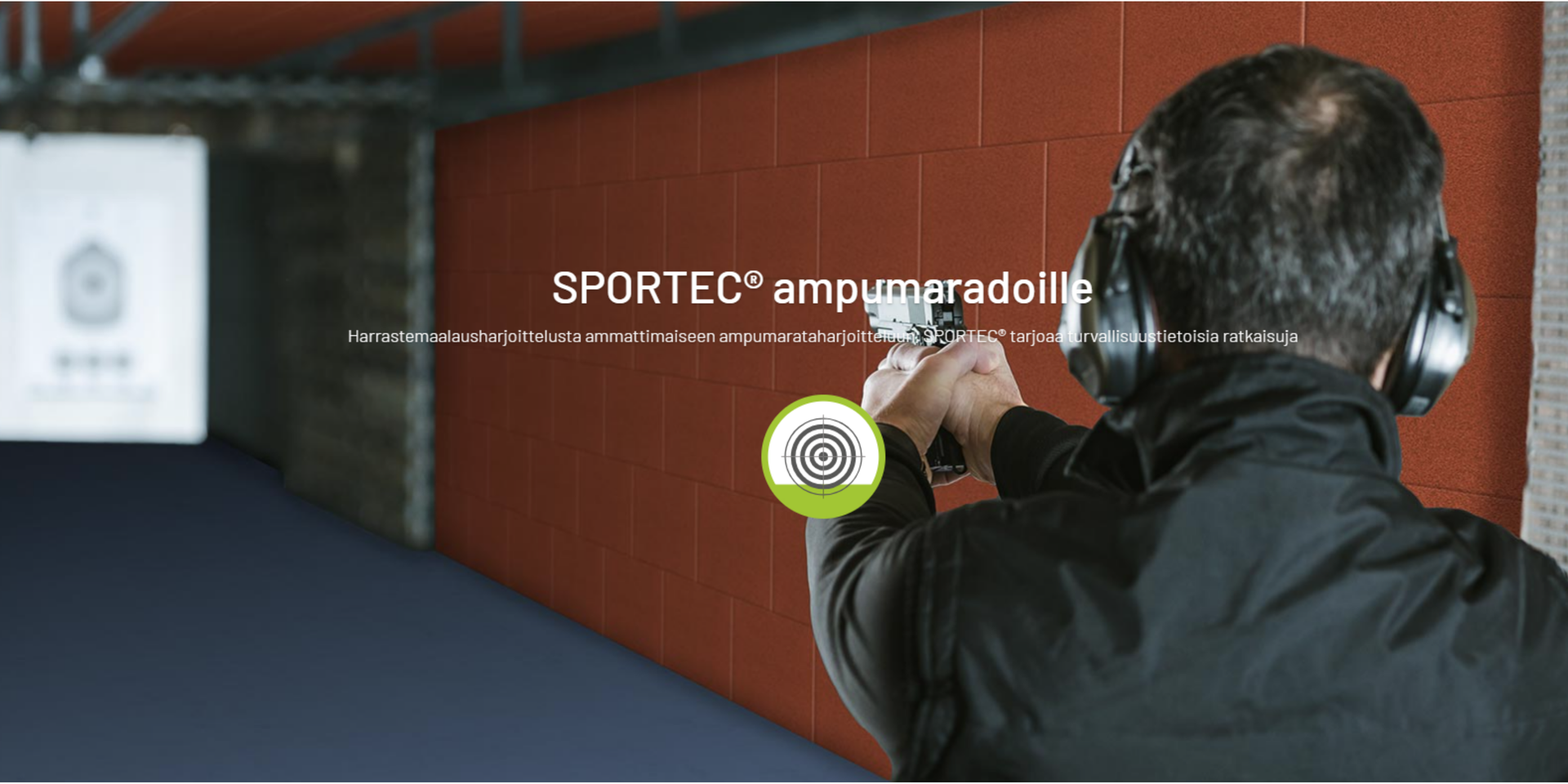 Kumilaatta luodin energiaa hajottavalla rakenteella, asennettuna sisäampumaradan taustaseinään.