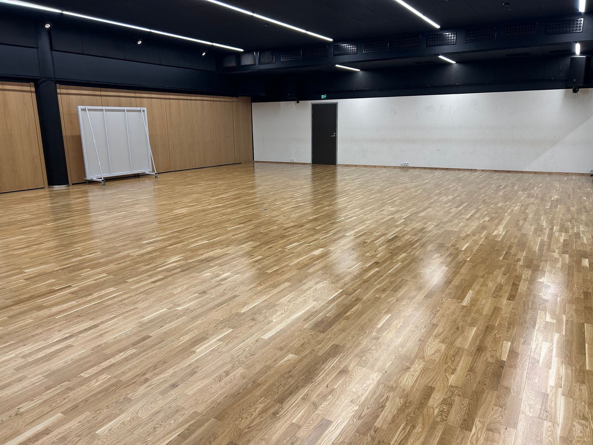 Haro puupintainen tanssilattia - joustava ja turvallinen lattiaratkaisu tanssisaleille ja liikuntatilalle, liikuntalattia Holstila asennus.