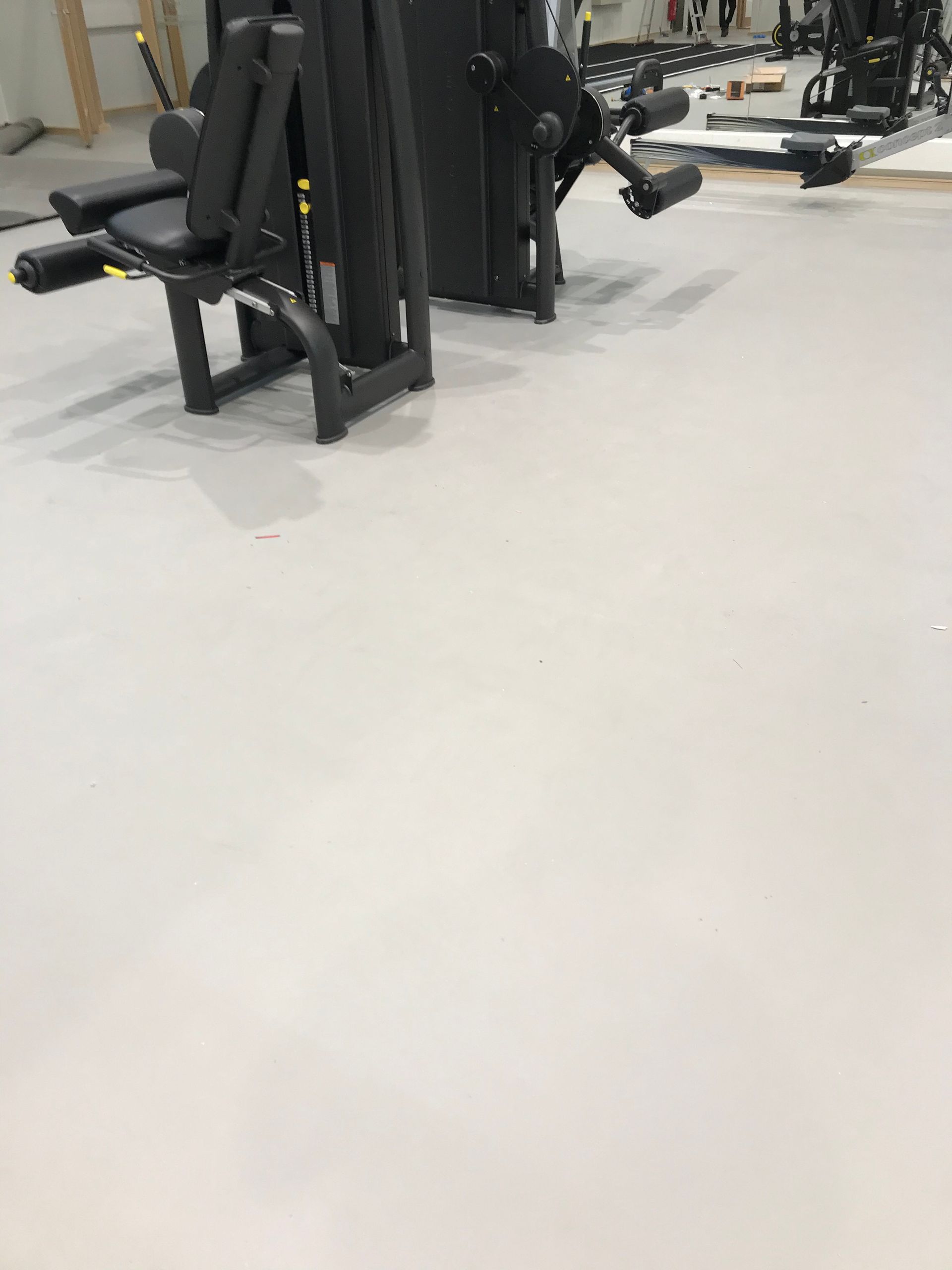 Conica liikuntasalin massalattia, jolla pelataan salibandyä ja koripalloa - kestävä ja turvallinen lattiaratkaisu urheiluhalleihin