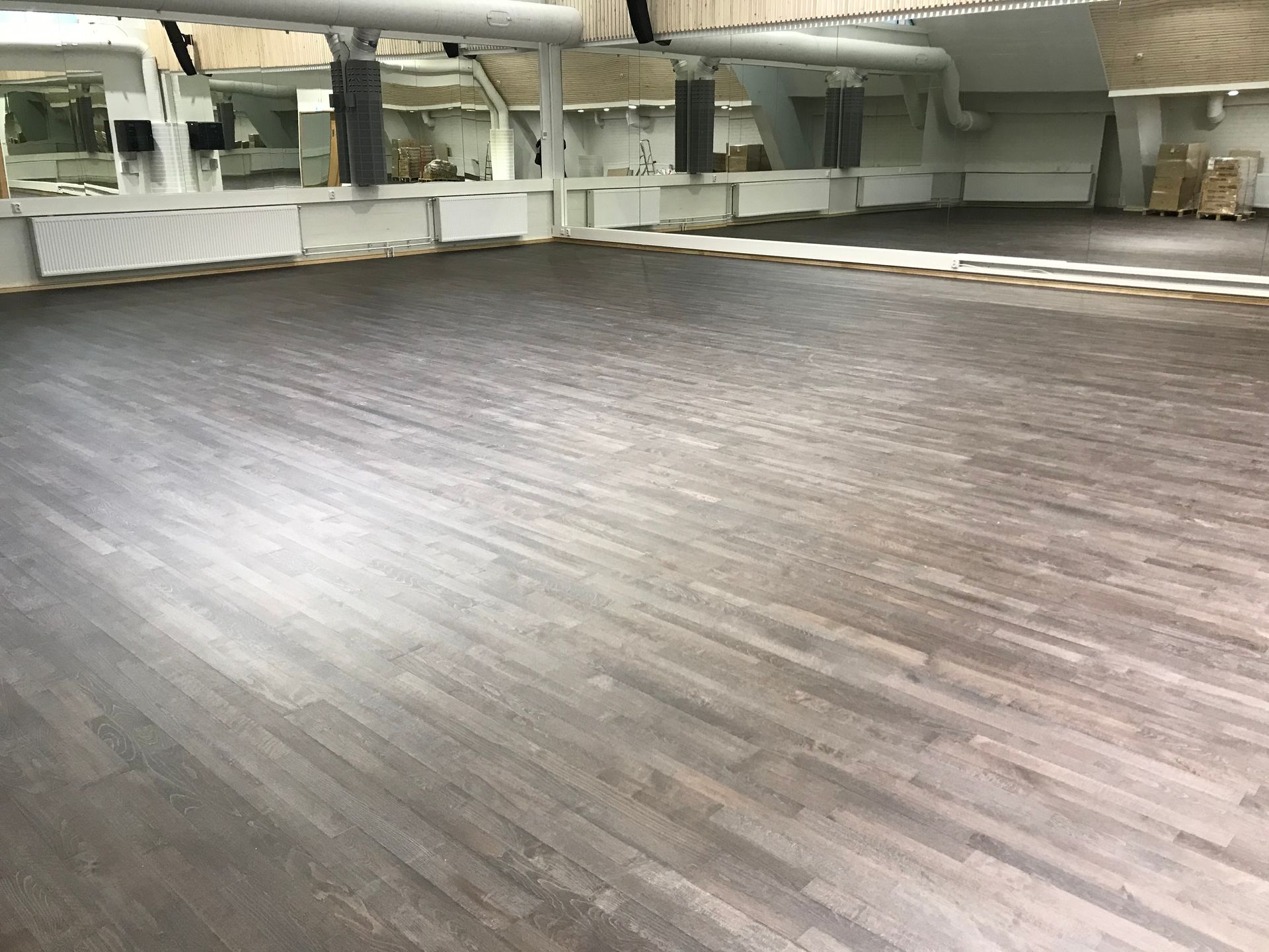 Referenssikohde: Junckers massiivipuinen puulattia koulun liikuntasalissa, soveltuu monipuoliseen liikuntaan.