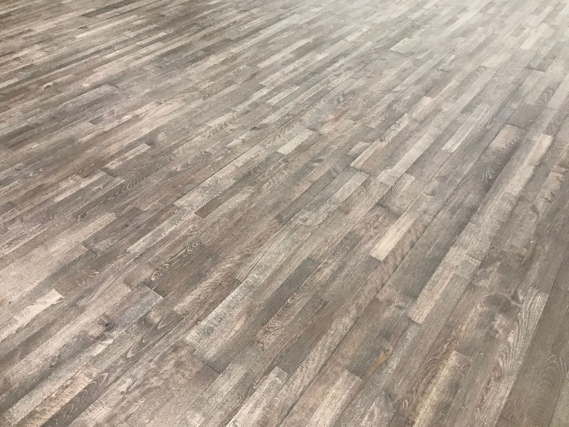 Referenssikohde: Junckers massiivipuinen puulattia koulun liikuntasalissa, soveltuu monipuoliseen liikuntaan.