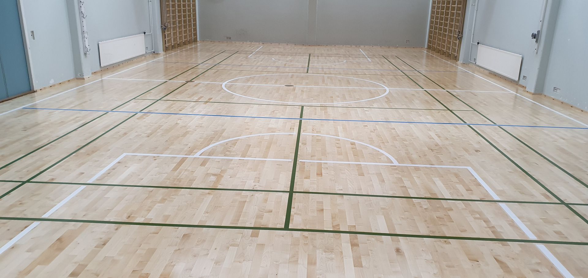 Referenssikohde: Junckers massiivipuinen puulattia koulun liikuntasalissa, soveltuu monipuoliseen liikuntaan.