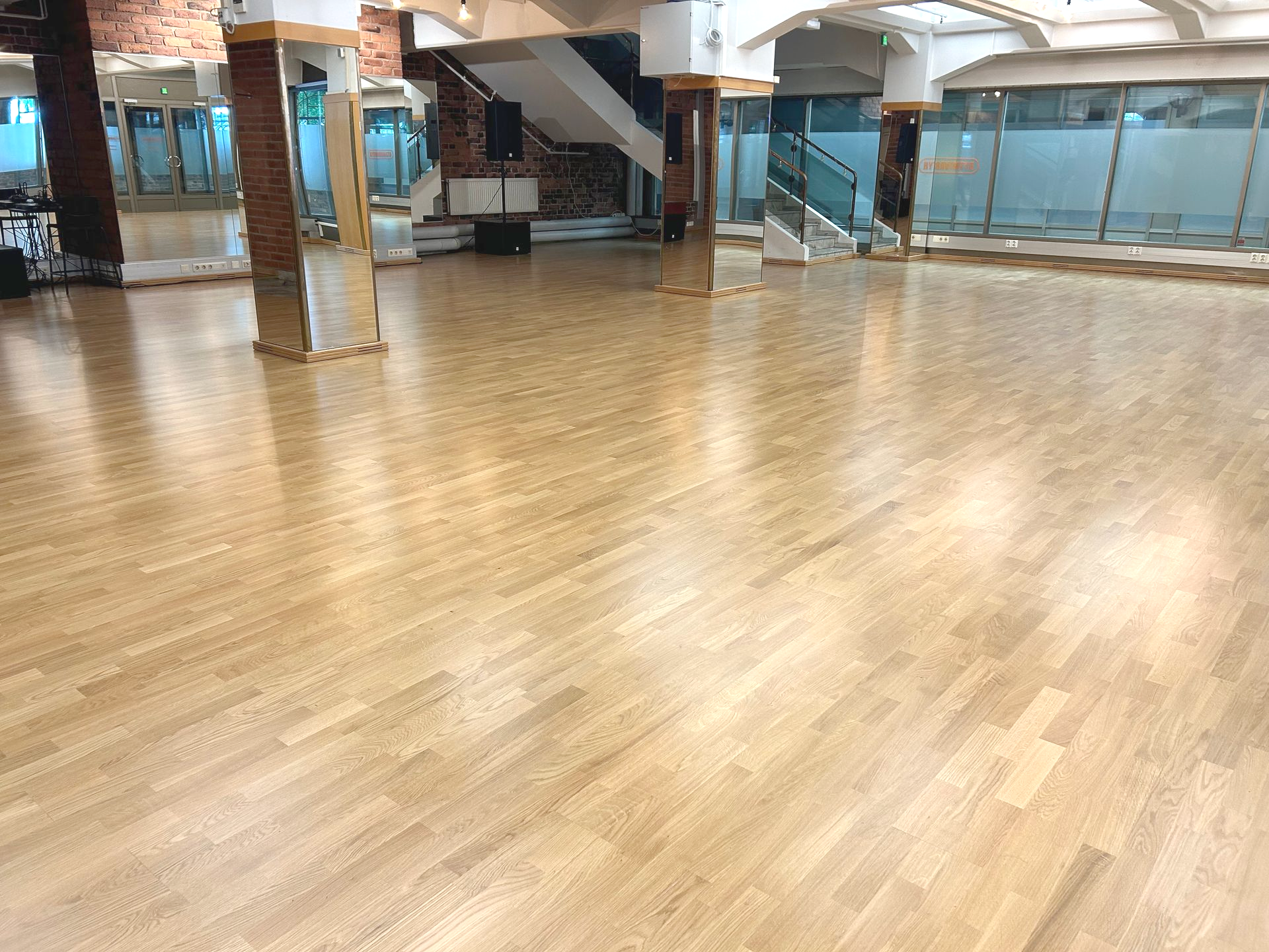 Puupintainen tanssilattia - joustava ja turvallinen lattiaratkaisu tanssisaleille ja liikuntatilalle, liikuntalattia Holstila asennus.