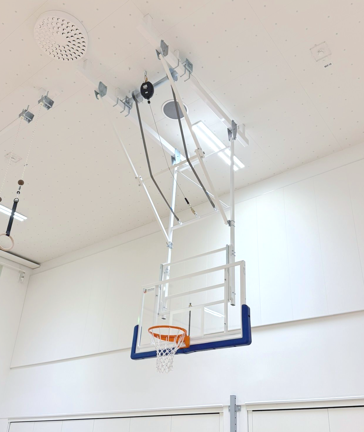 Liikuntalattiat Holstila asentamat liikuntasalin välineet - koripallotelineet, voimistelurenkaat ja puolapuut. Koulun urheiluhalliin suunnitellut välineet ovat turvallisia, kestäviä ja täyttävät kaikki standardit.
Koripalloteline kattokiinnitteinen.