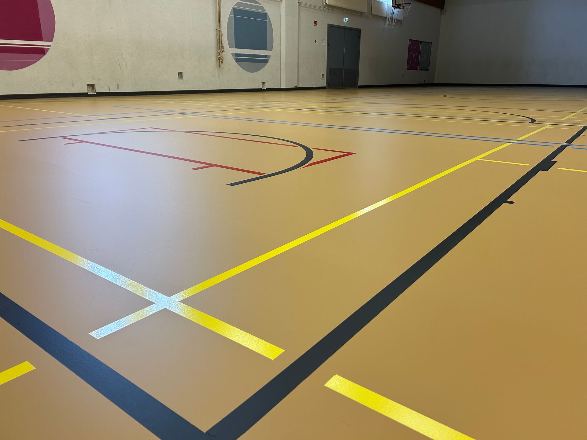Conica liikuntasalin massalattia, jolla pelataan salibandyä ja koripalloa - kestävä ja turvallinen lattiaratkaisu urheiluhalleihin
