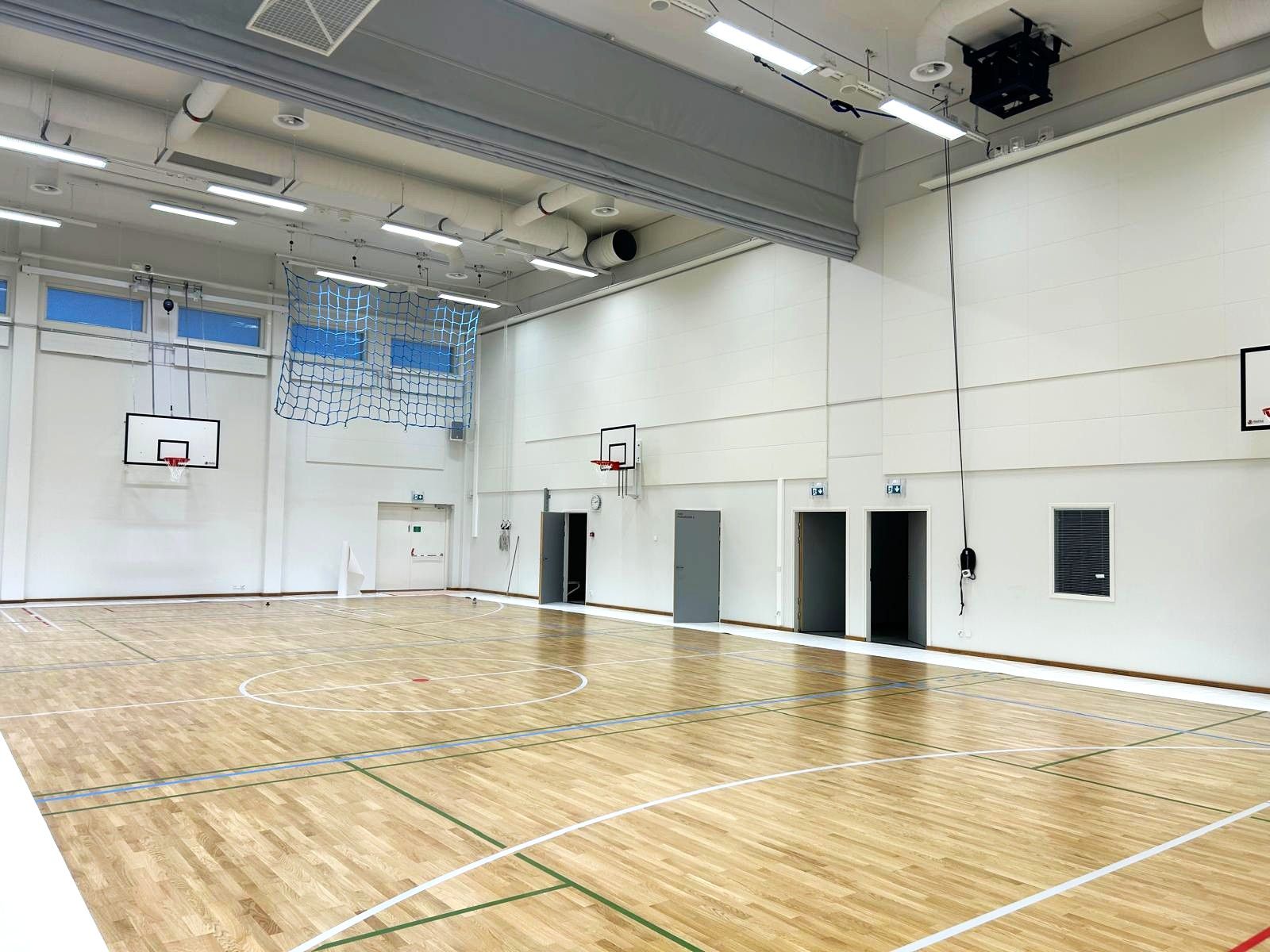 Haro Helsinki Eco koulun liikuntasalin Aluejoustava urheilulattia. Puupintainen urheilulattia monipuoliseen käyttöön.