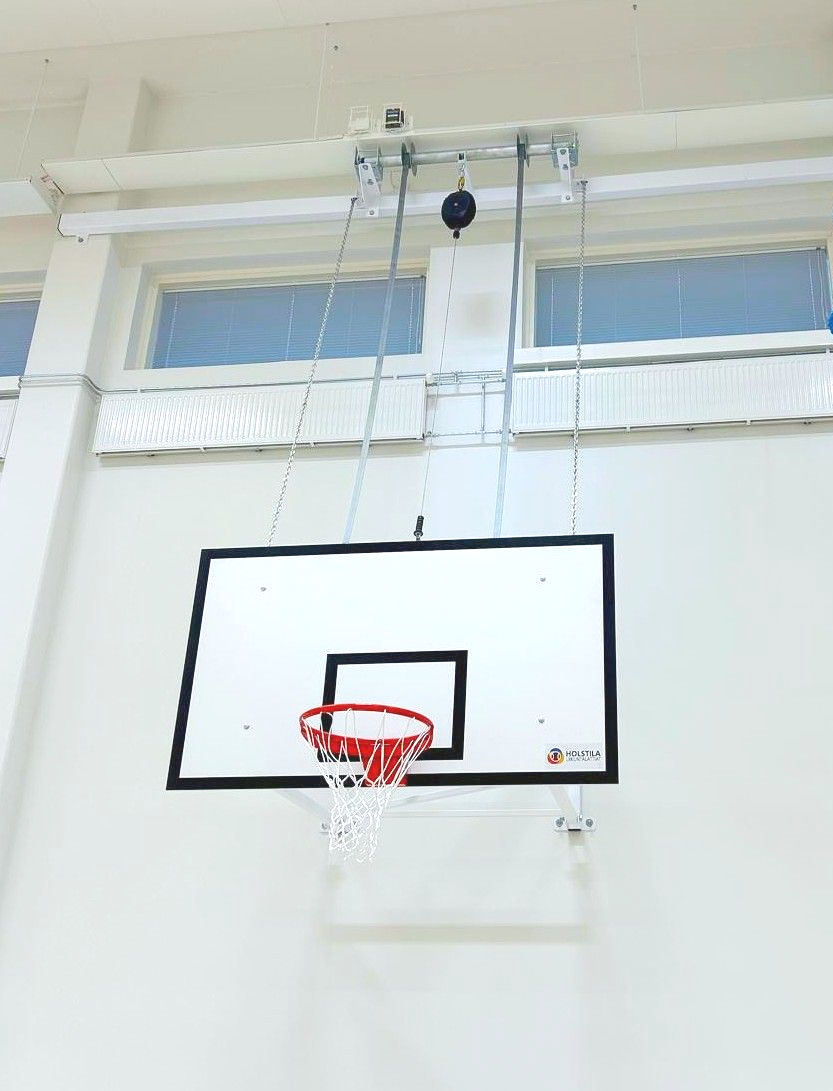 Liikuntasalin monipuoliset liikuntavarusteet ja urheiluvarusteet, mukaan lukien koripallokori ja muut kiinteät urheiluvälineet.