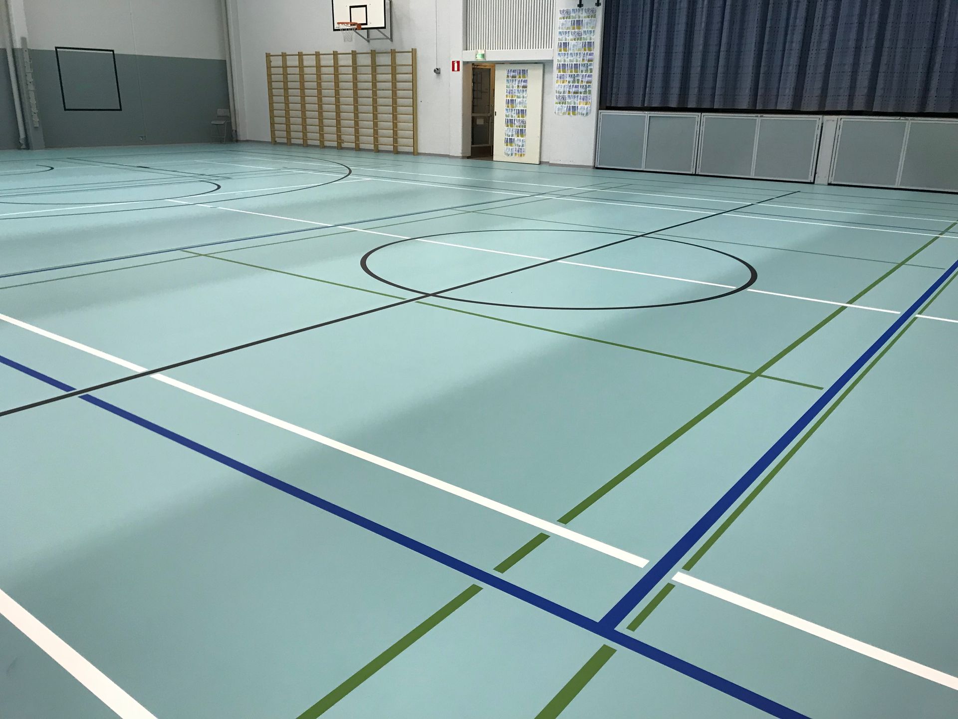 Conica liikuntasalin massalattia, jolla pelataan salibandyä ja koripalloa - kestävä ja turvallinen lattiaratkaisu urheiluhalleihin