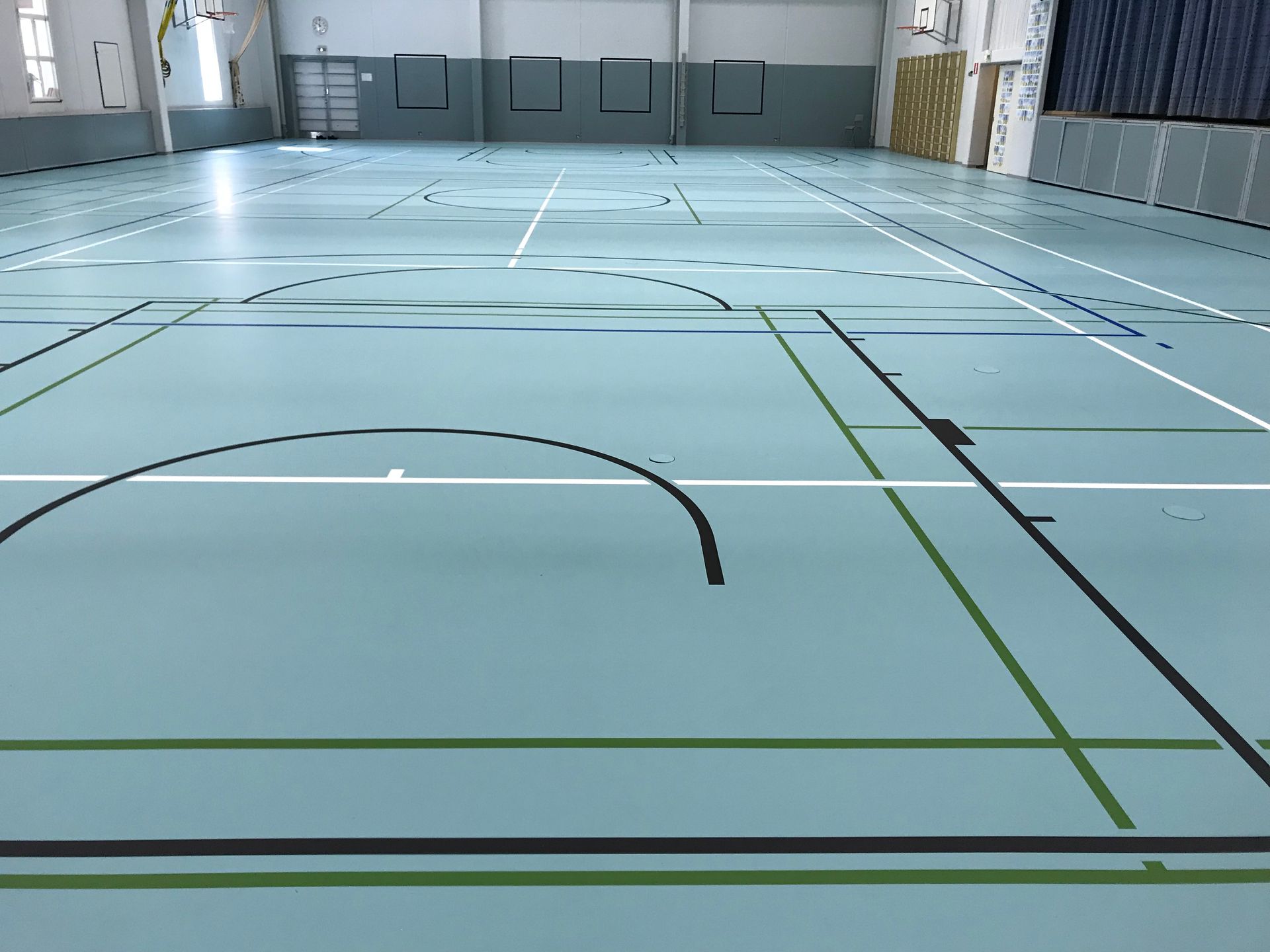 Conica liikuntasalin massalattia, jolla pelataan salibandyä ja koripalloa - kestävä ja turvallinen lattiaratkaisu urheiluhalleihin