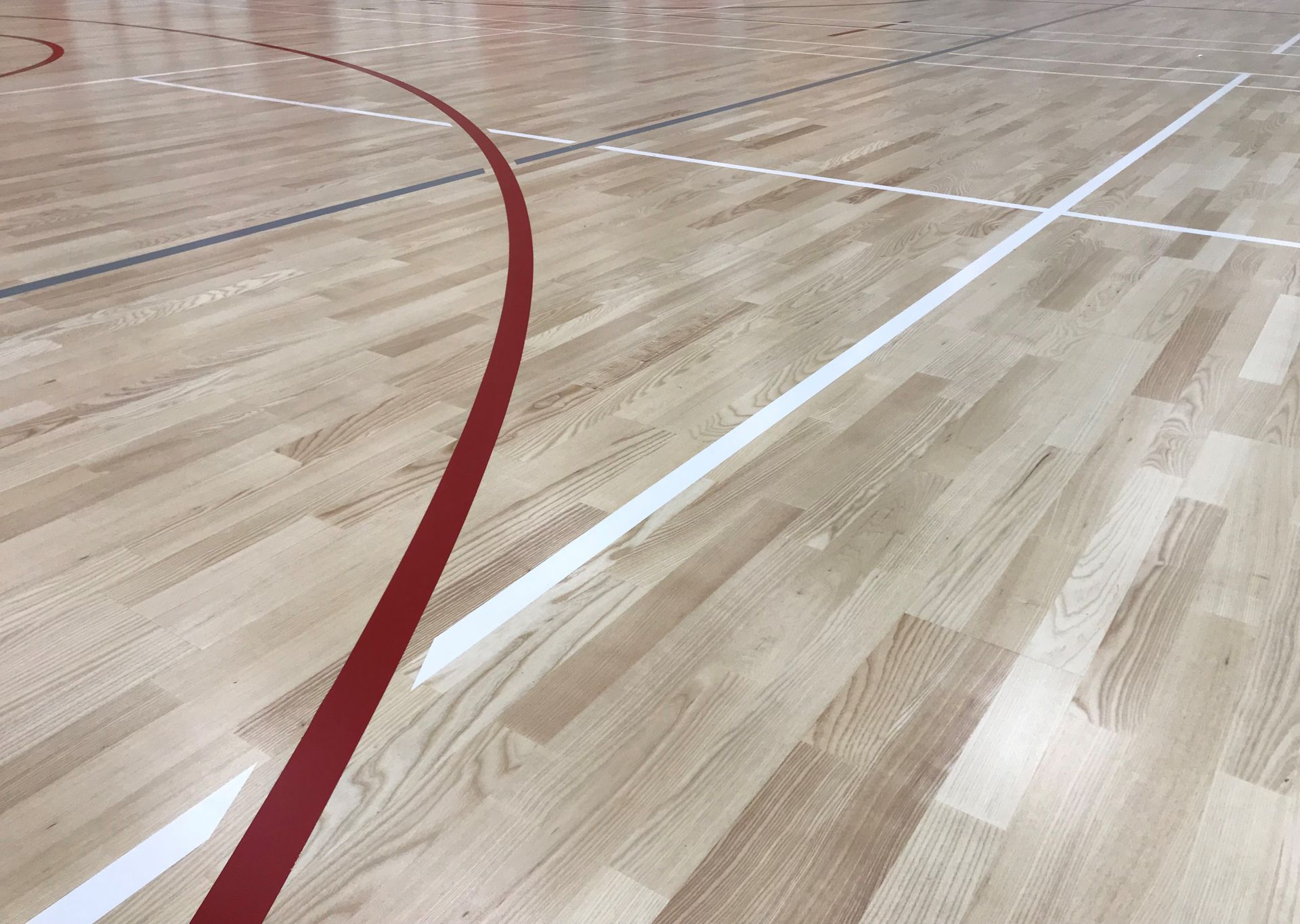 Haro puulattia koulun liikuntasalissa, soveltuu monipuoliseen liikuntaan