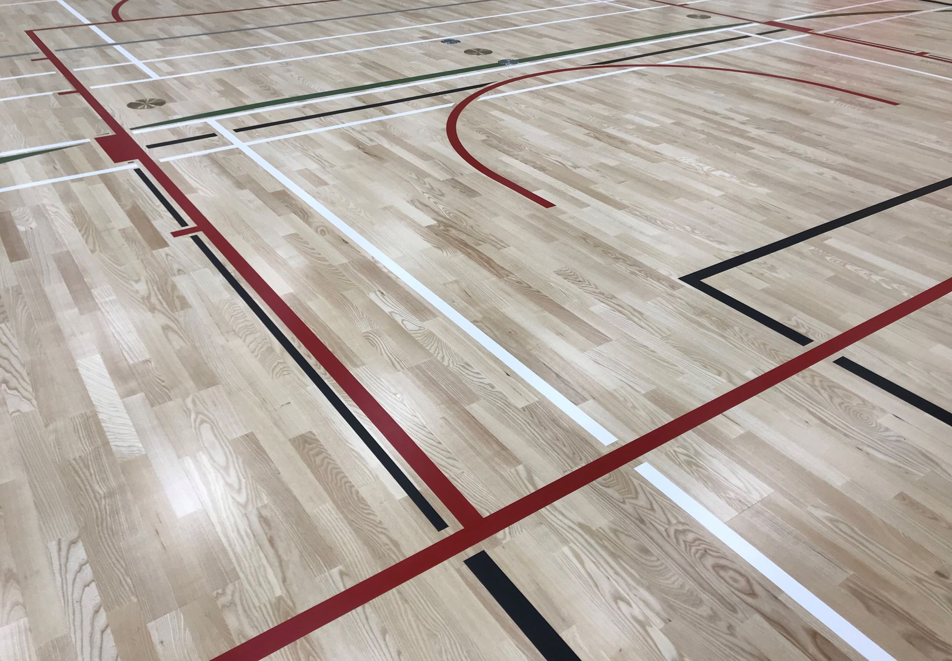 Haro puulattia koulun liikuntasalissa, soveltuu monipuoliseen liikuntaan