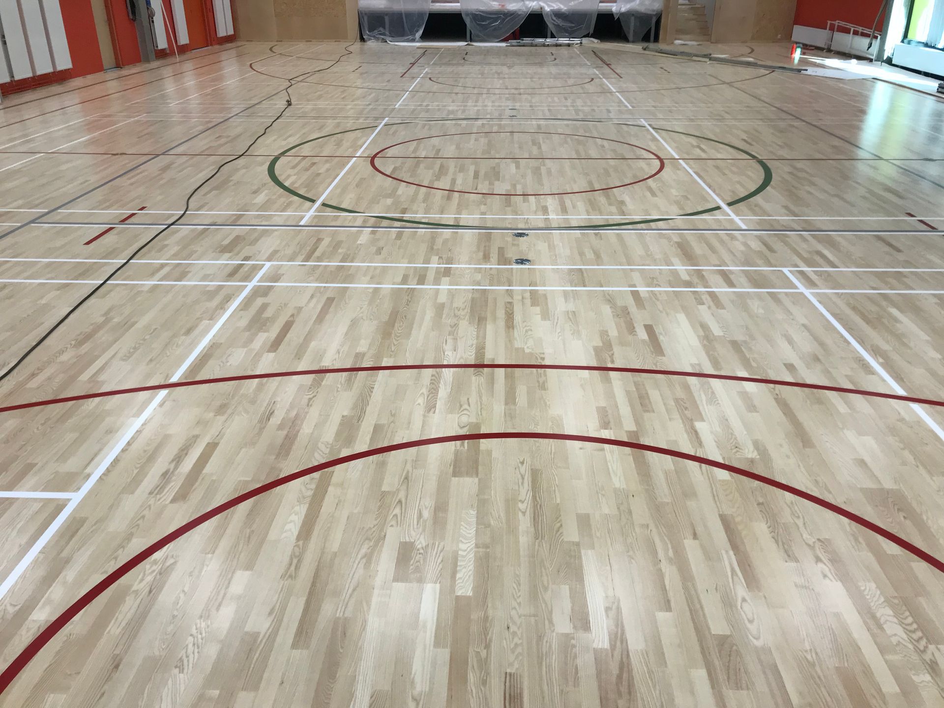 Haro puulattia koulun liikuntasalissa, soveltuu monipuoliseen liikuntaan