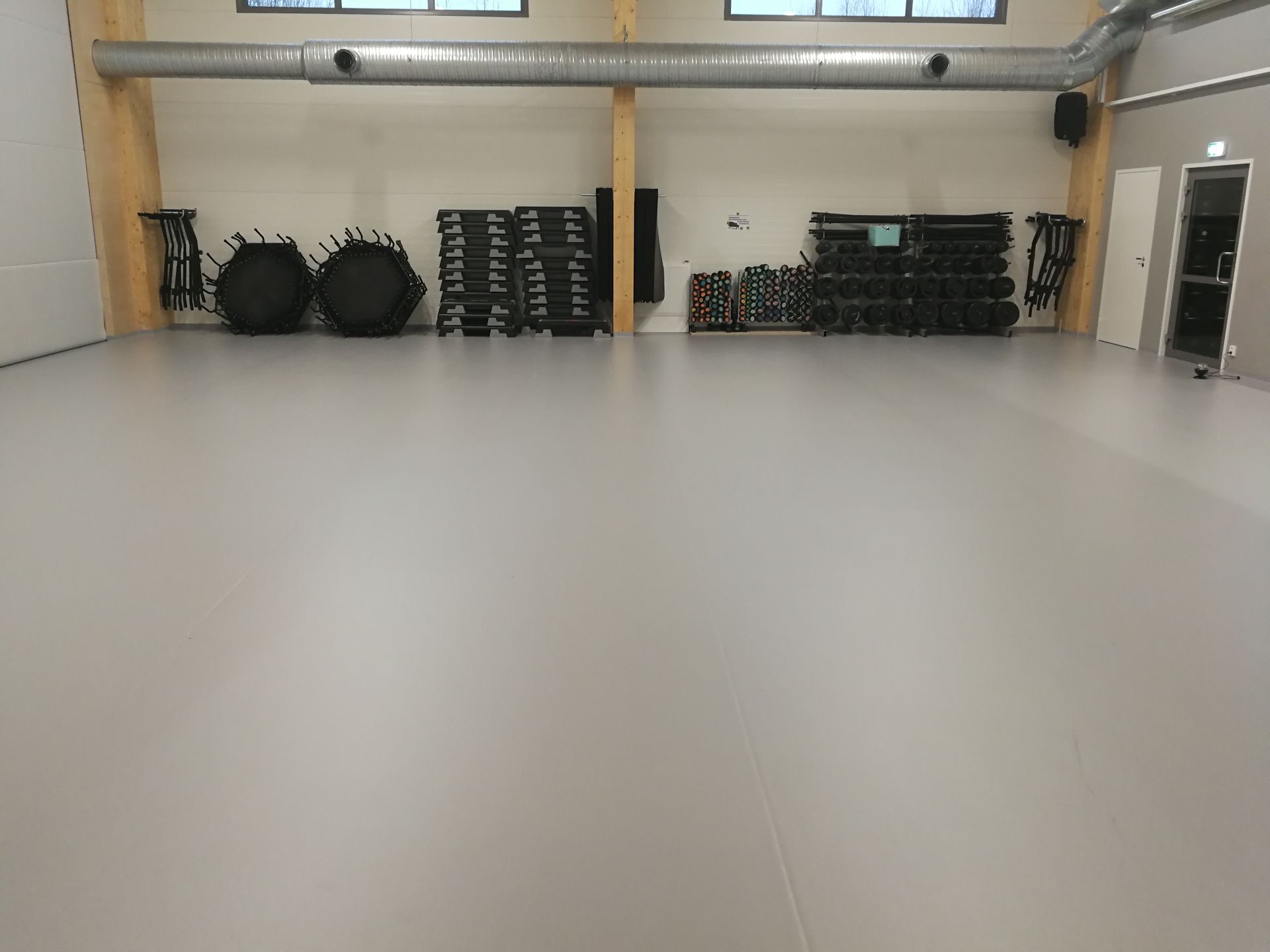 Mattopintainen liikuntalattia liikuntahalliin - kestävä, helppohoitoinen ja pitävä ratkaisu, joka soveltuu eri lajeihin ja käyttäjäryhmille. Asennus Liikuntalattiat Holstila.
Lempäälä