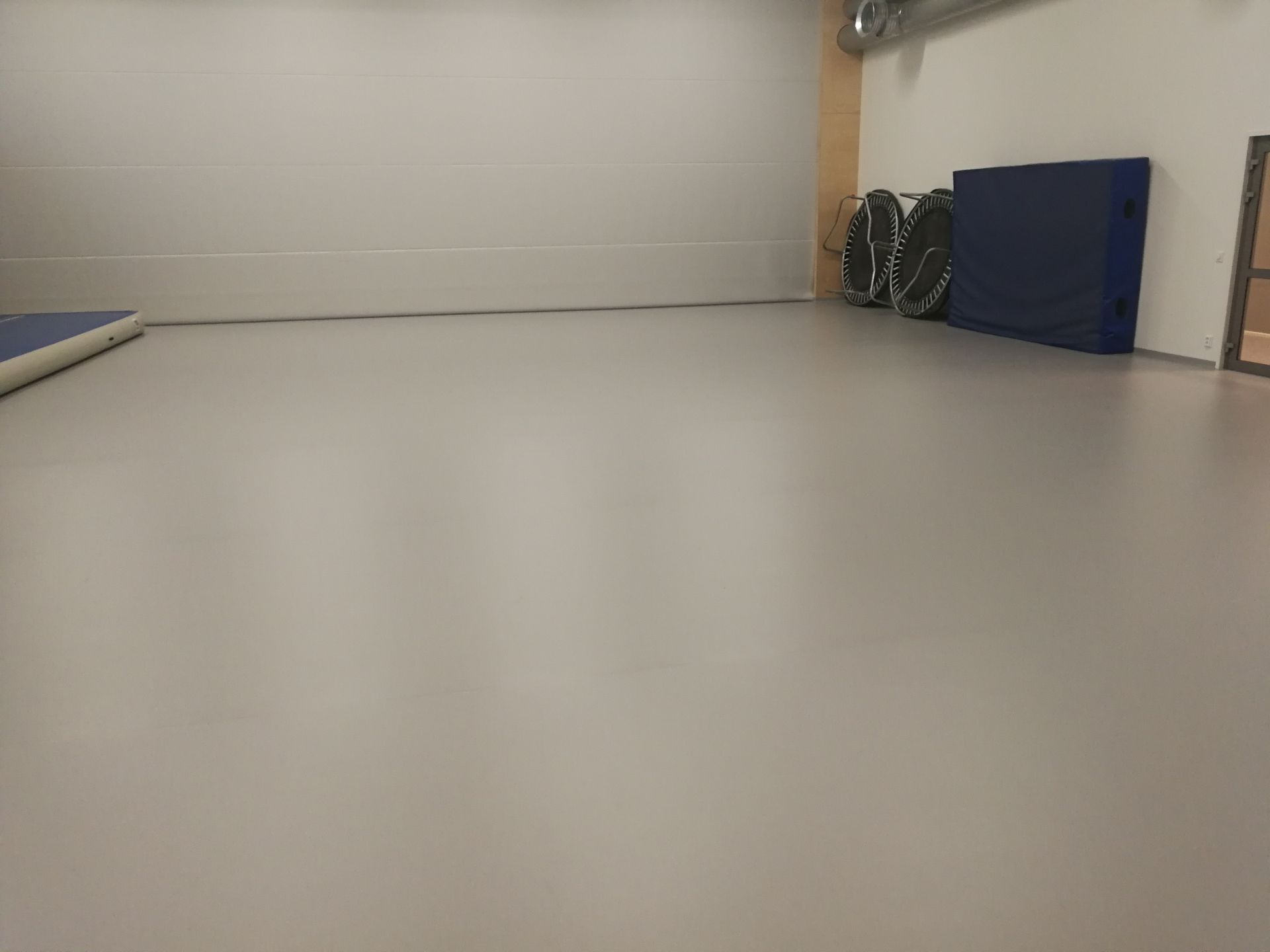 Mattopintainen liikuntalattia liikuntahalliin - kestävä, helppohoitoinen ja pitävä ratkaisu, joka soveltuu eri lajeihin ja käyttäjäryhmille. Asennus Liikuntalattiat Holstila.
Lempäälä