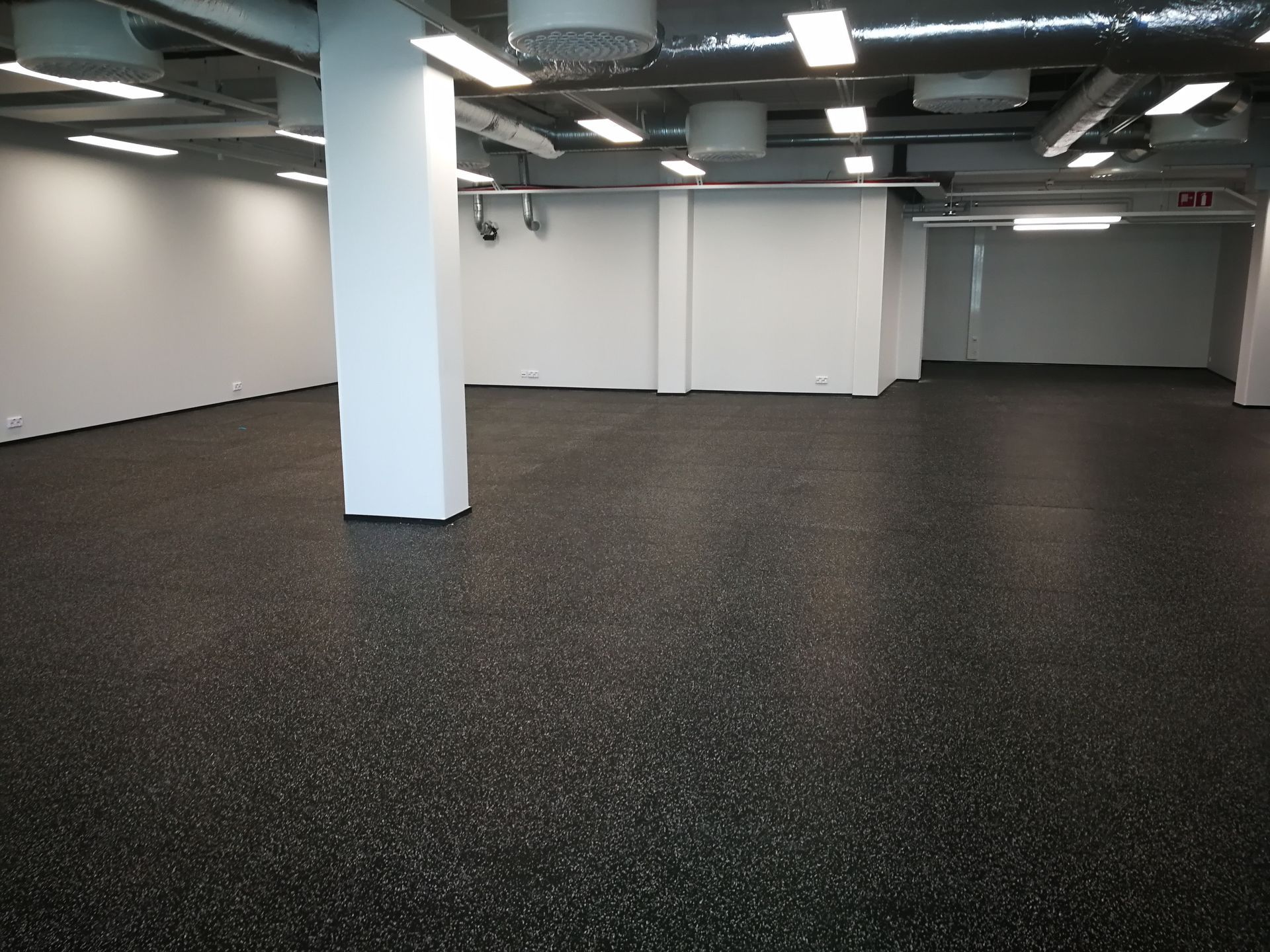 Kumimatot Jäähalli, Pukuhuone, kuntosali ja painonnosto käyttöön.
