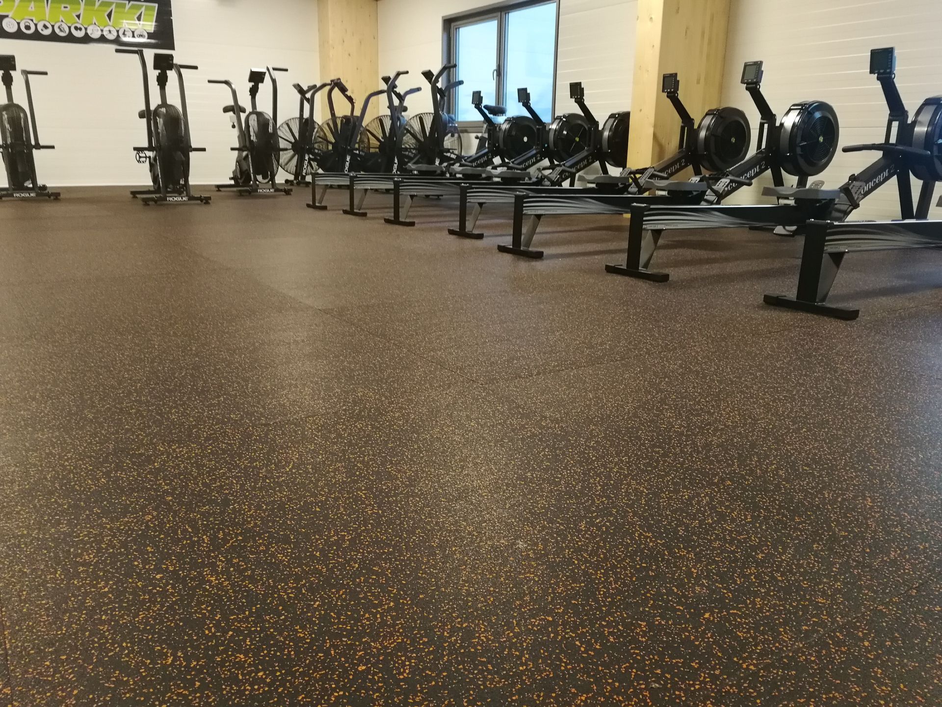 Kumimatot Jäähalli, Pukuhuone, kuntosali ja painonnosto käyttöön.