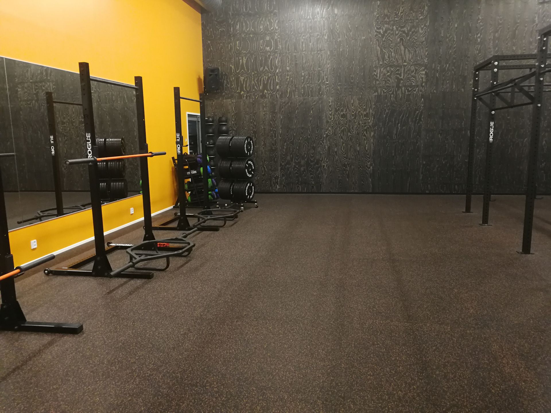 Kumimatot Jäähalli, Pukuhuone, kuntosali ja painonnosto käyttöön.