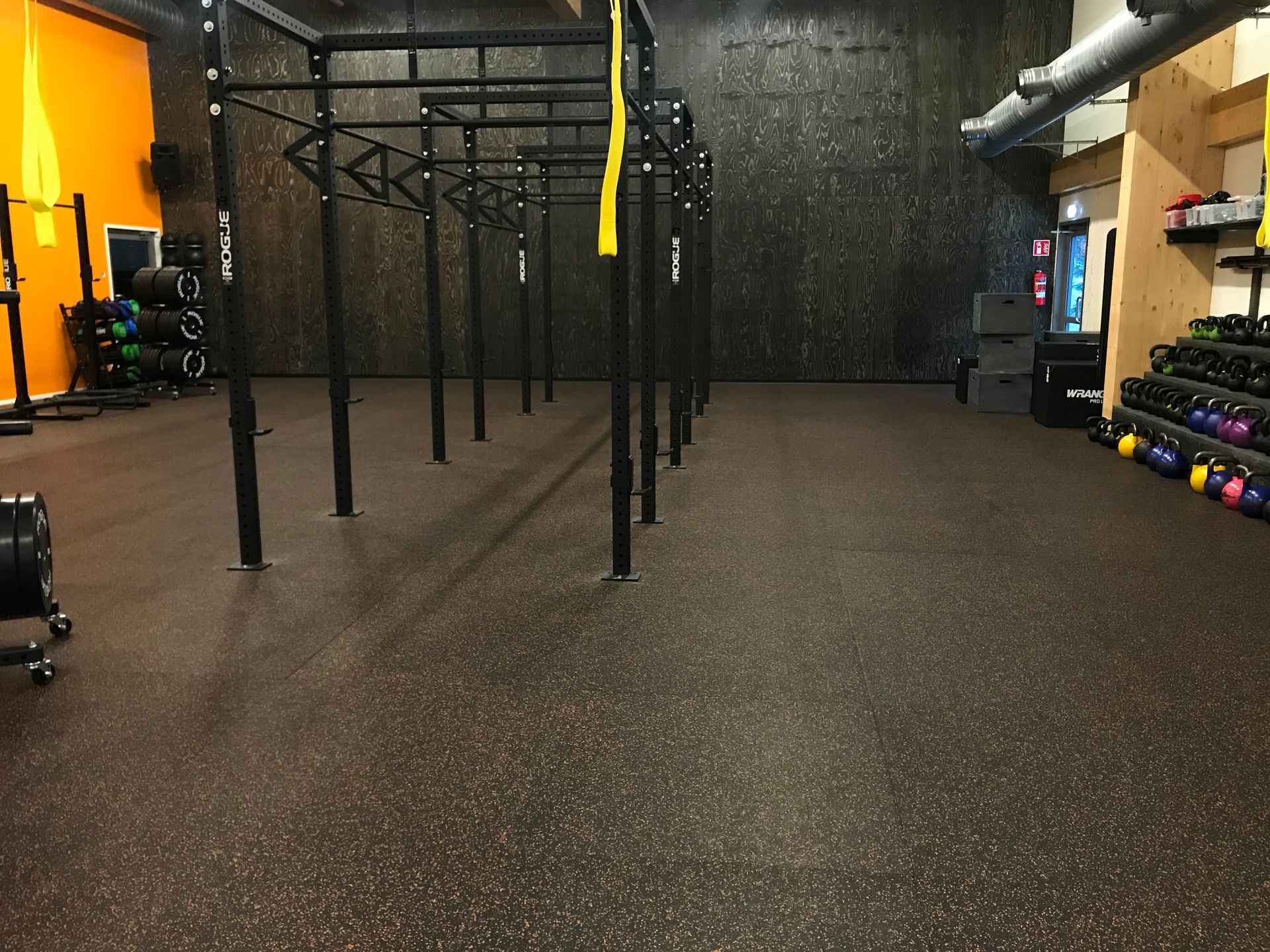 Kumimatot Jäähalli, Pukuhuone, kuntosali ja painonnosto käyttöön.