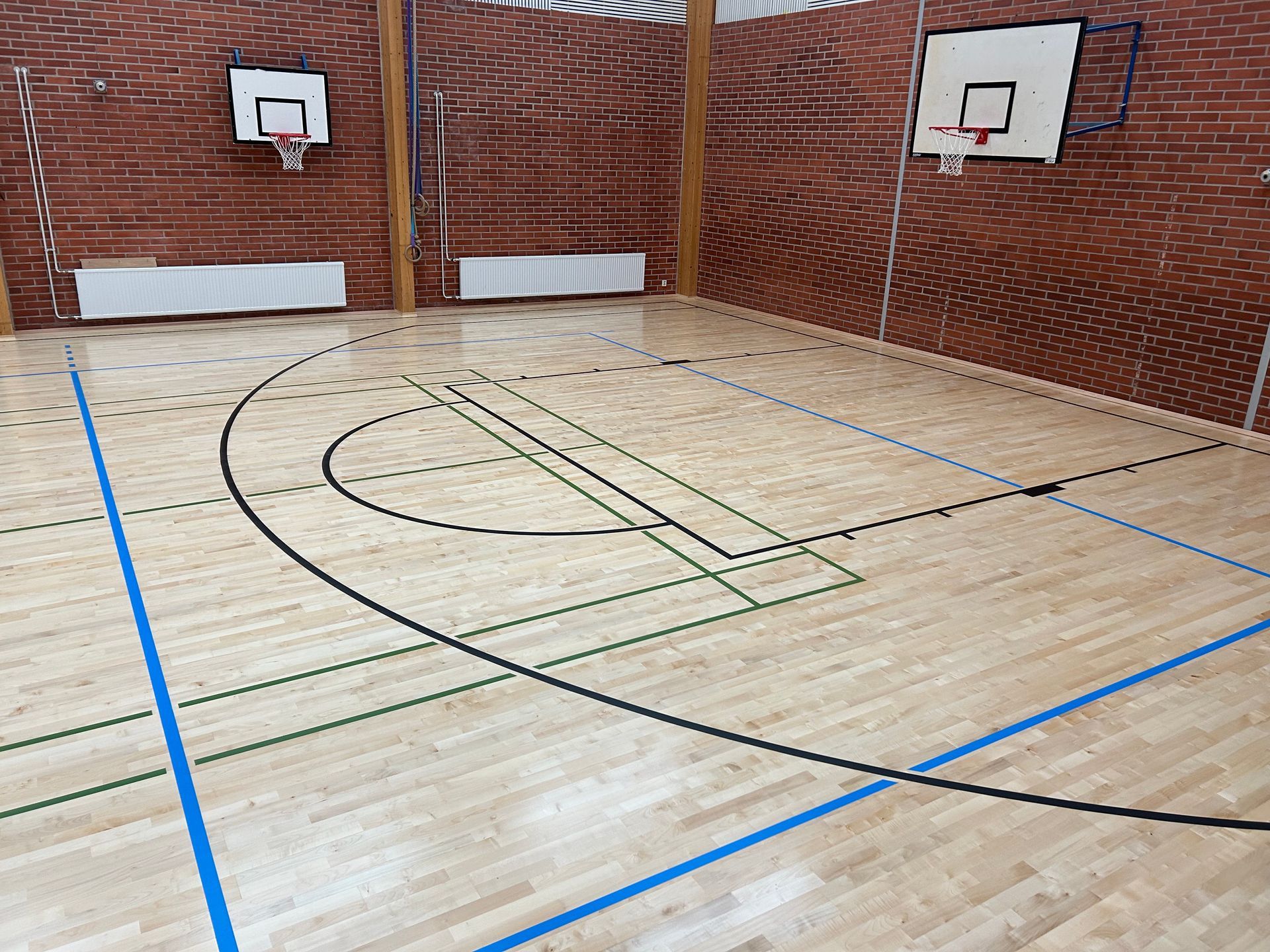 Referenssikohde: Junckers massiivipuinen puulattia koulun liikuntasalissa, soveltuu monipuoliseen liikuntaan.
Nokia.