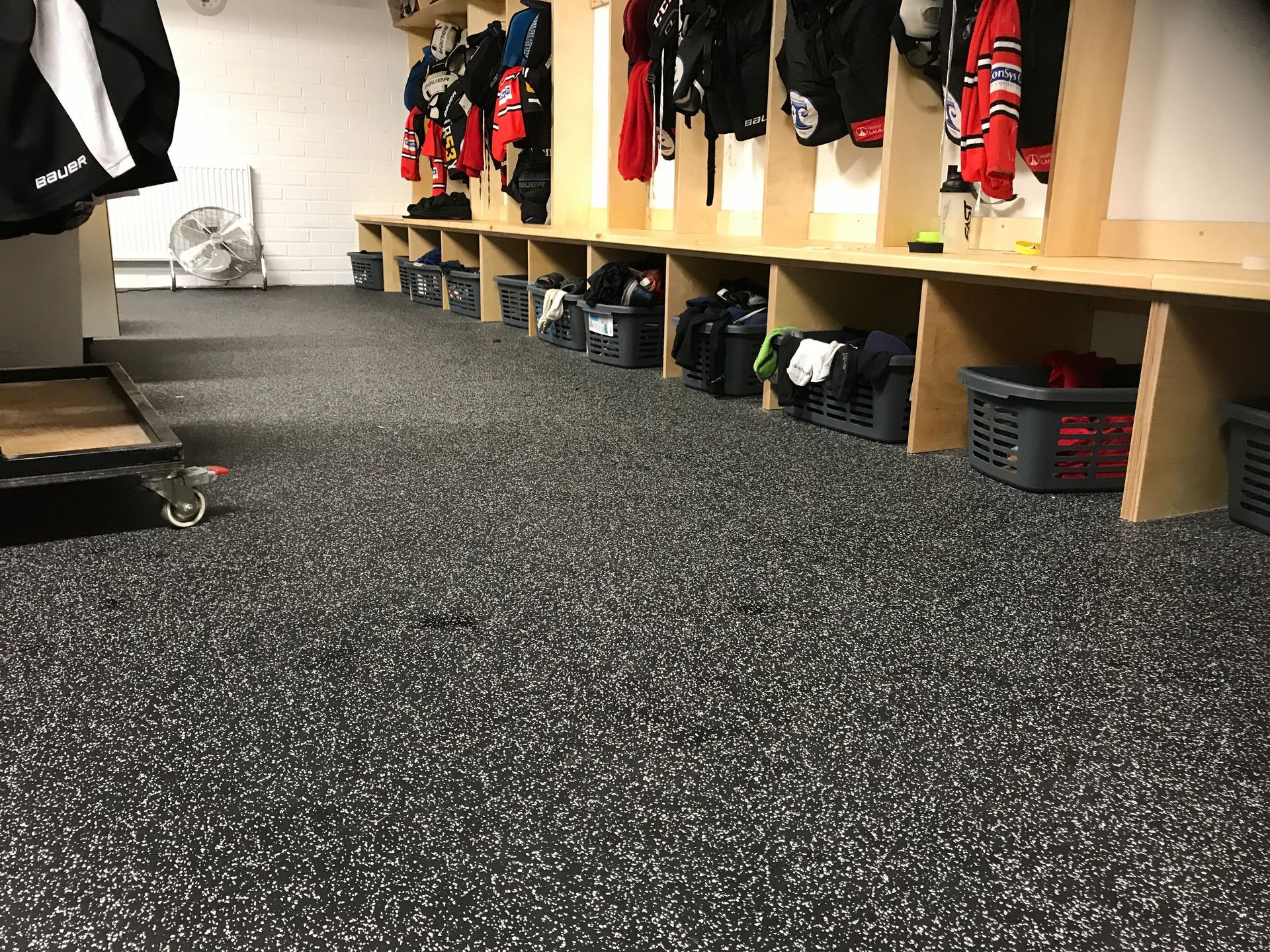 Kumimatot Jäähalli, Pukuhuone, kuntosali ja painonnosto käyttöön.
