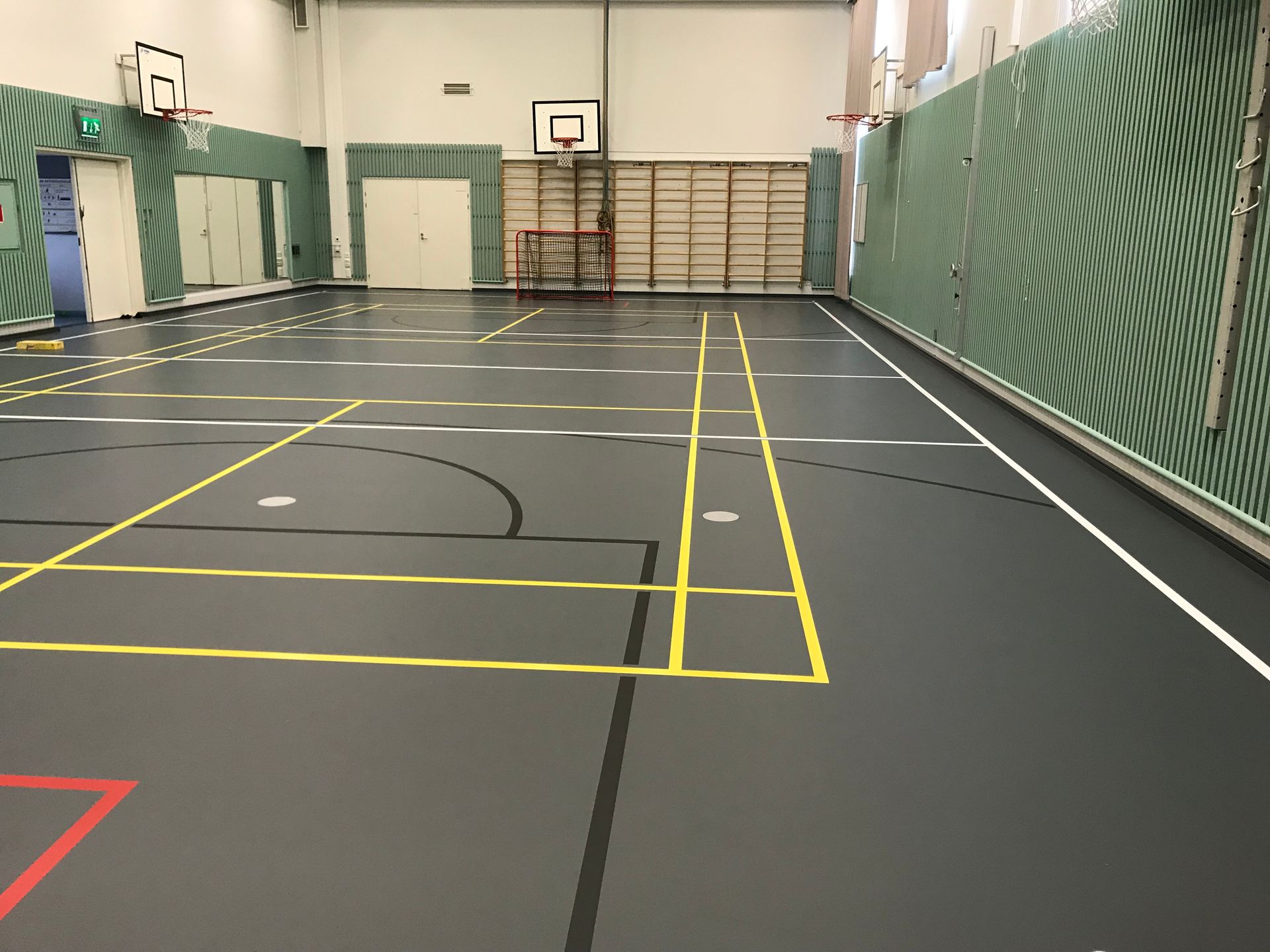 Conica liikuntasalin massalattia, jolla pelataan salibandyä ja koripalloa - kestävä ja turvallinen lattiaratkaisu urheiluhalleihin