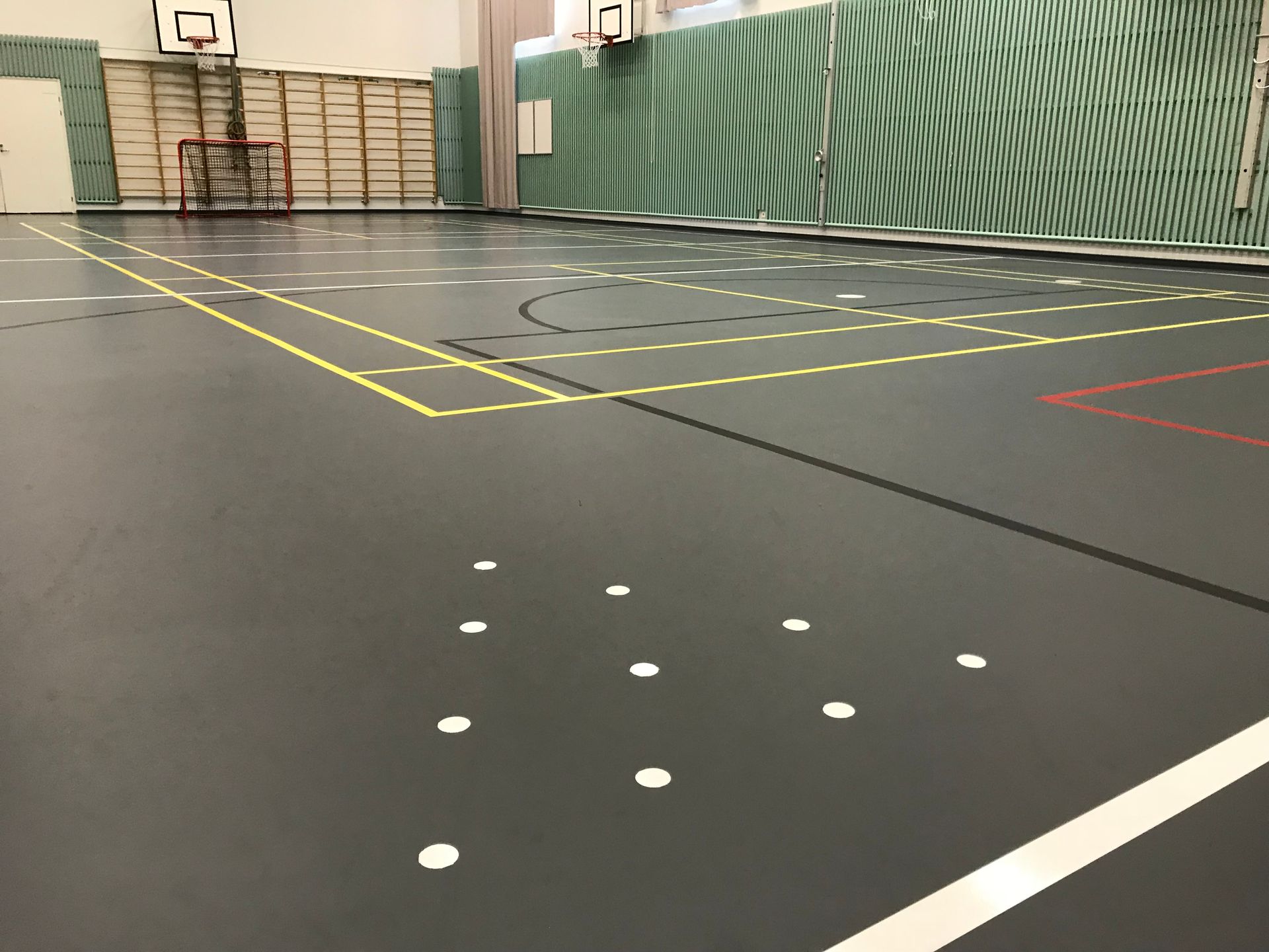 Conica liikuntasalin massalattia, jolla pelataan salibandyä ja koripalloa - kestävä ja turvallinen lattiaratkaisu urheiluhalleihin