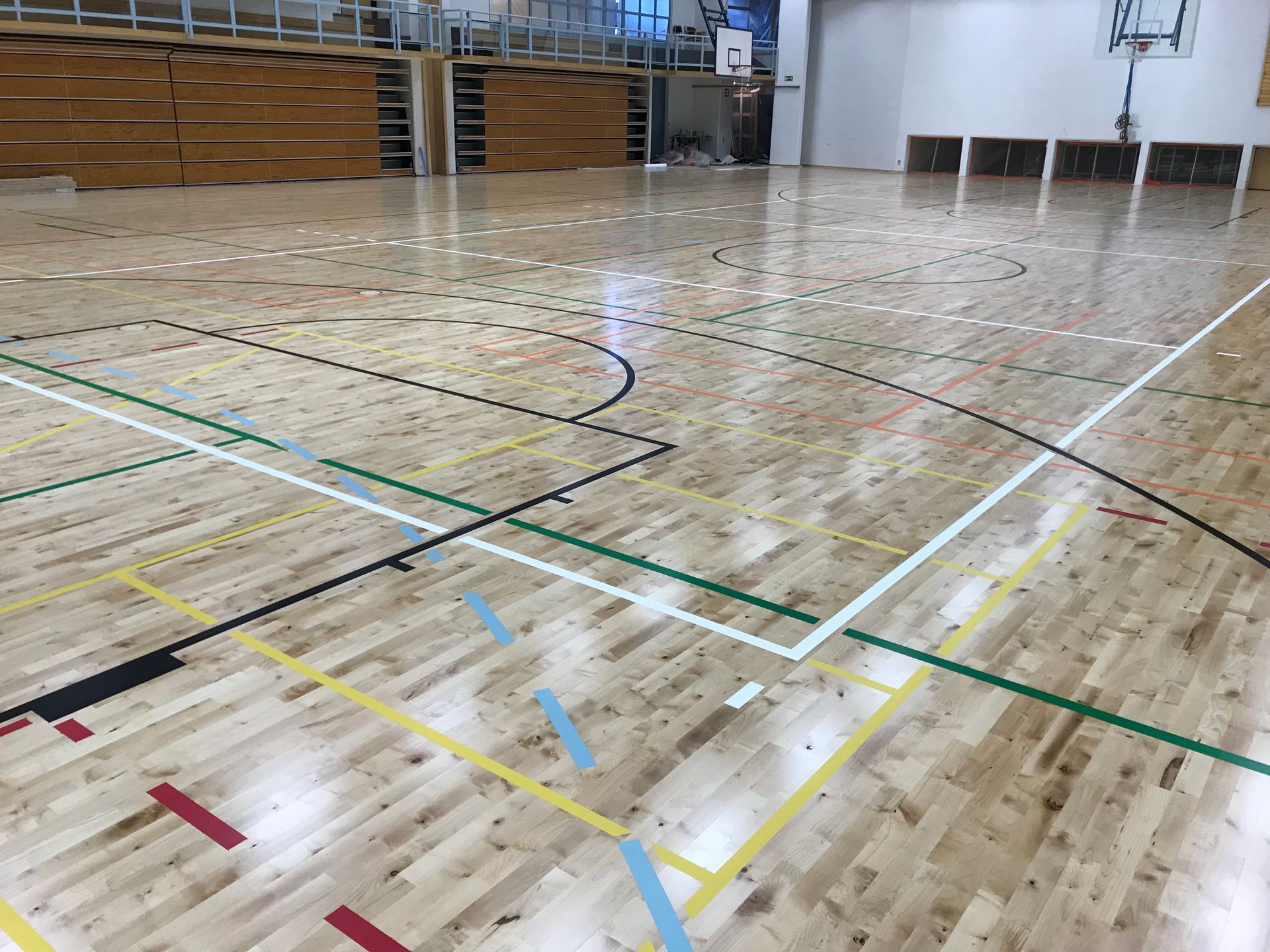 Referenssikohde: Junckers massiivipuinen puulattia koulun liikuntasalissa, soveltuu monipuoliseen liikuntaan.