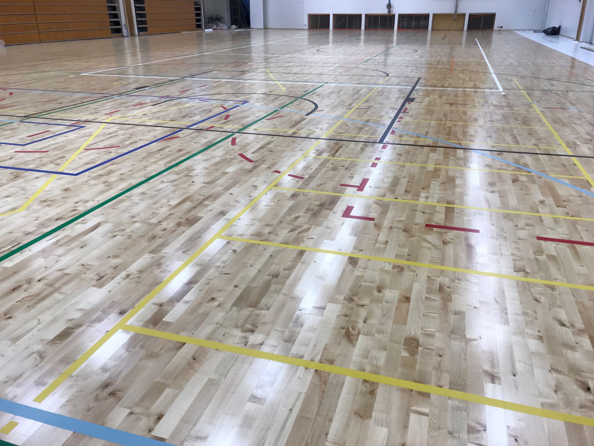 Referenssikohde: Junckers massiivipuinen puulattia koulun liikuntasalissa, soveltuu monipuoliseen liikuntaan.