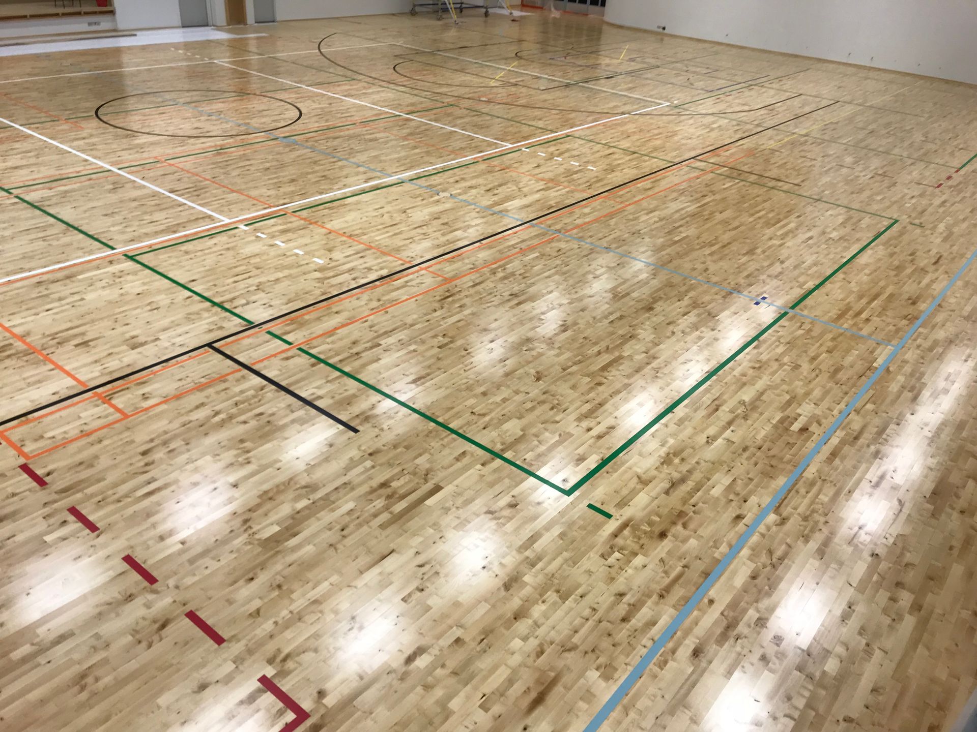 Referenssikohde: Junckers massiivipuinen puulattia koulun liikuntasalissa, soveltuu monipuoliseen liikuntaan.