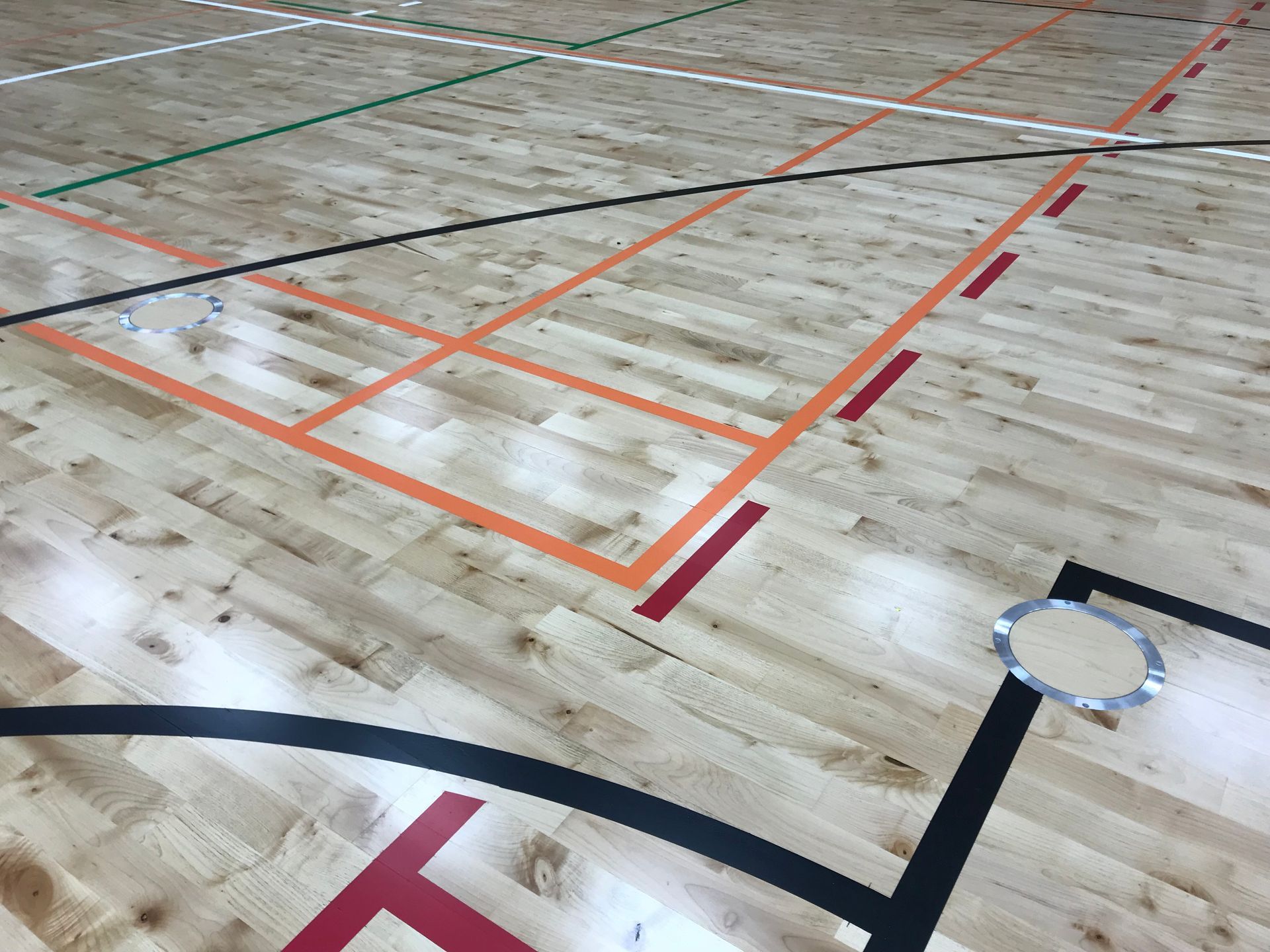 Referenssikohde: Junckers massiivipuinen puulattia koulun liikuntasalissa, soveltuu monipuoliseen liikuntaan.