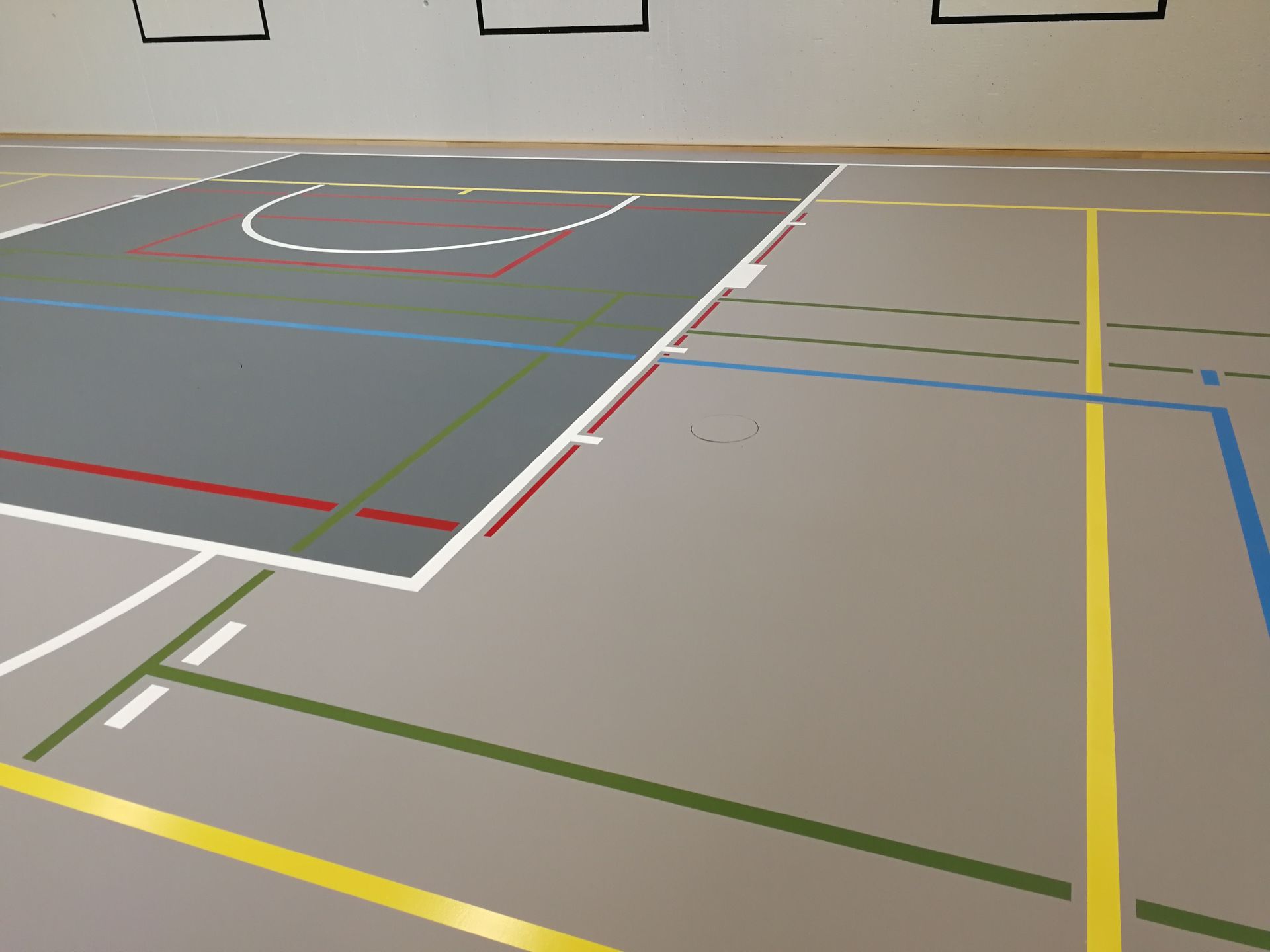 Conica liikuntasalin massalattia, jolla pelataan salibandyä ja koripalloa - kestävä ja turvallinen lattiaratkaisu urheiluhalleihin