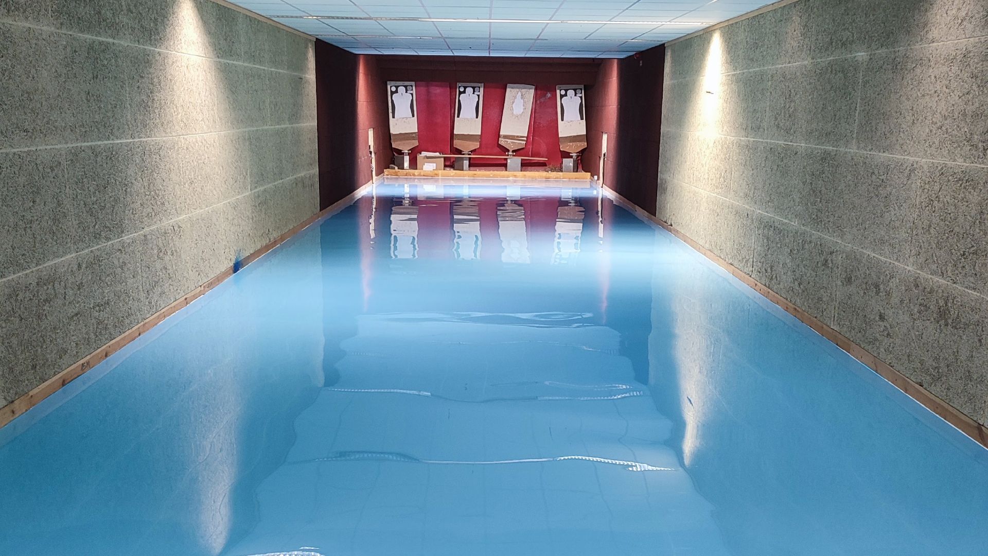 Kraiburg ampumaharkko sisäampumaradalla, joustava ja kulutusta kestävä kumirakenne, jossa lattia saumattomalla PU pinnalla.