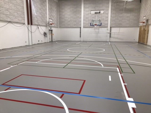 Conica liikuntasalin massalattia, jolla pelataan salibandyä ja koripalloa - kestävä ja turvallinen lattiaratkaisu urheiluhalleihin