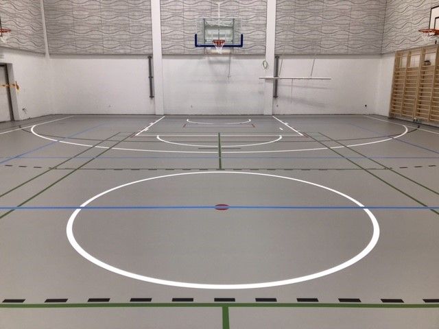 Conica liikuntasalin massalattia, jolla pelataan salibandyä ja koripalloa - kestävä ja turvallinen lattiaratkaisu urheiluhalleihin