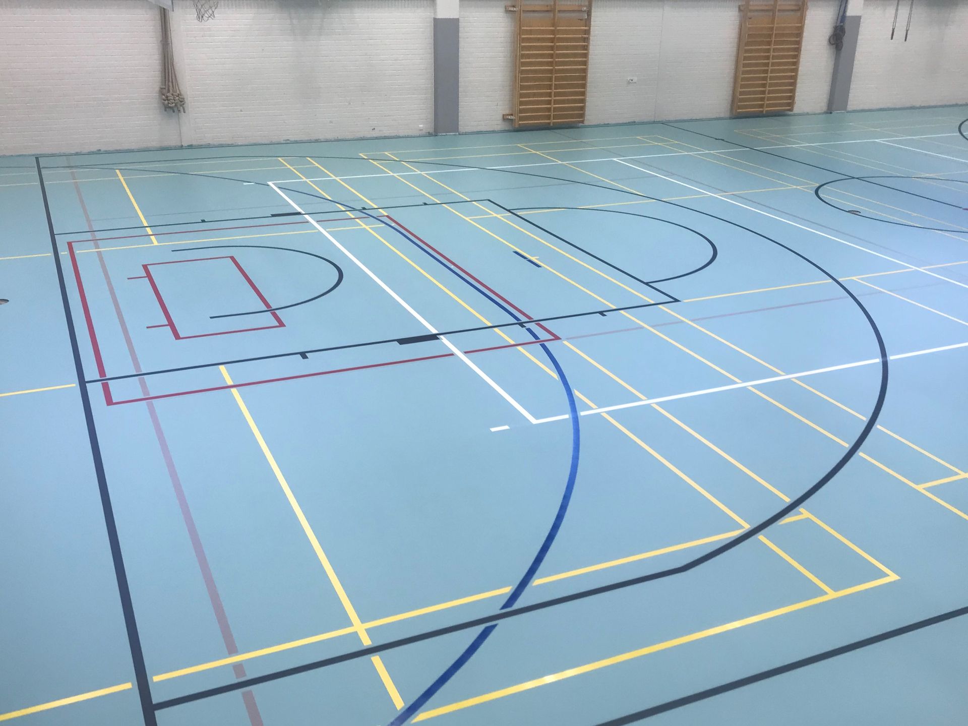 Conica liikuntasalin massalattia, jolla pelataan salibandyä ja koripalloa - kestävä ja turvallinen lattiaratkaisu urheiluhalleihin