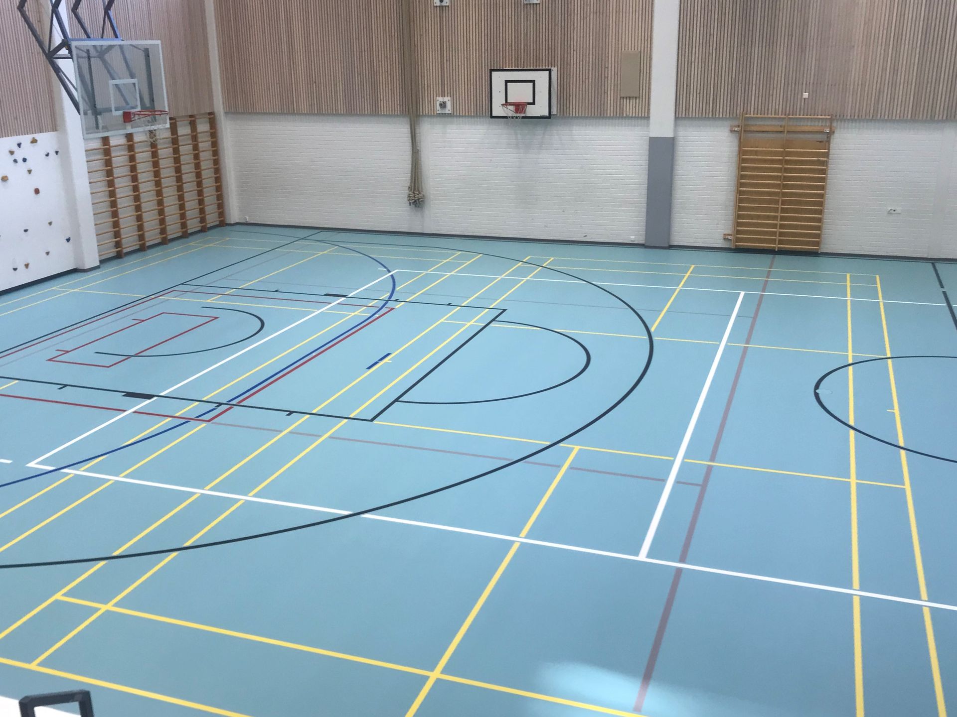 Conica liikuntasalin massalattia, jolla pelataan salibandyä ja koripalloa - kestävä ja turvallinen lattiaratkaisu urheiluhalleihin