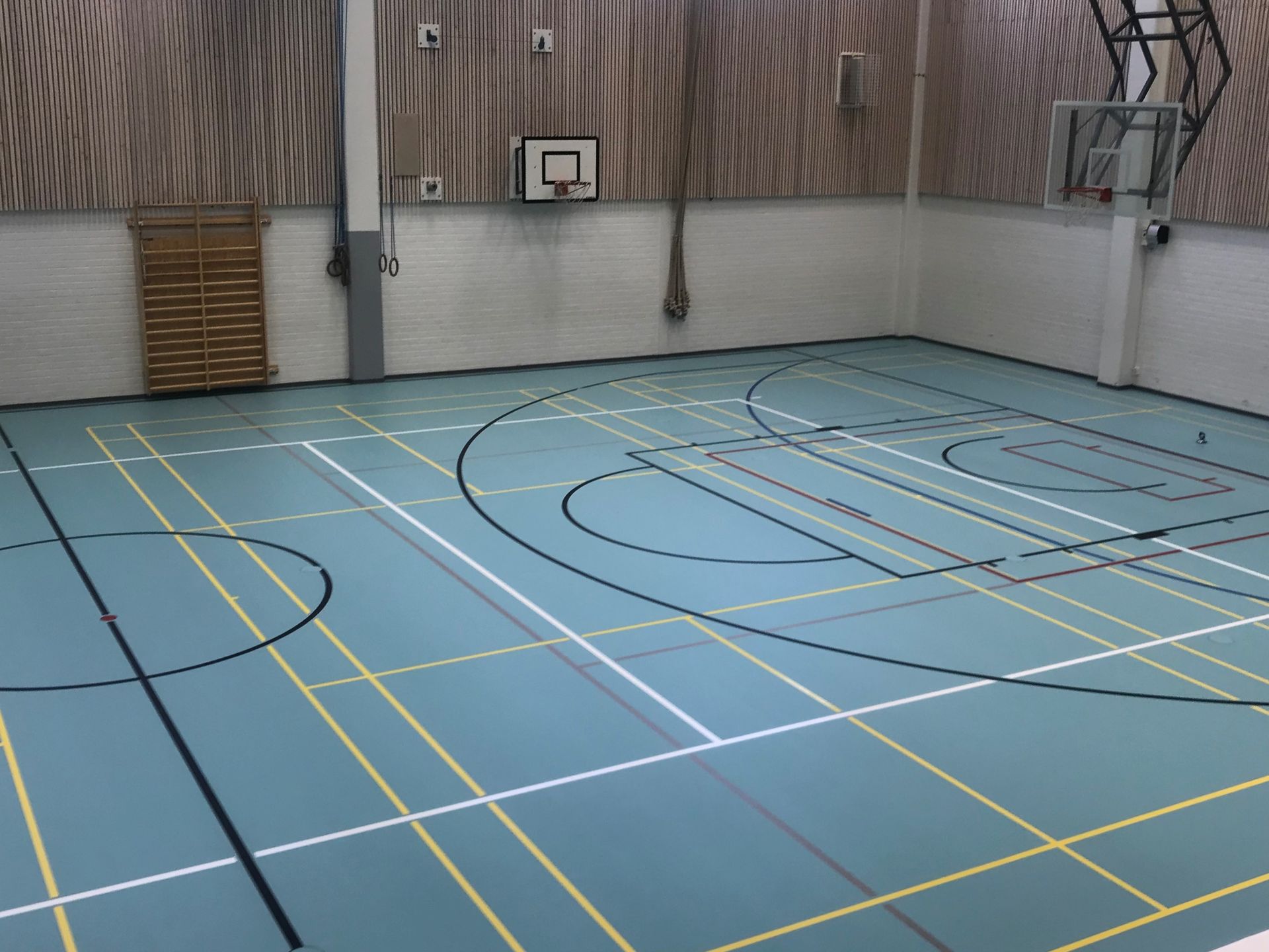 Conica liikuntasalin massalattia, jolla pelataan salibandyä ja koripalloa - kestävä ja turvallinen lattiaratkaisu urheiluhalleihin