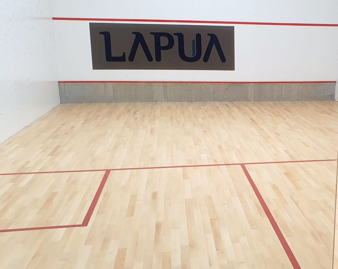 Lapua Urheilutalo Squash, Junckers
Referenssikohde: Junckers massiivipuinen puulattia koulun liikuntasalissa, soveltuu monipuoliseen liikuntaan.