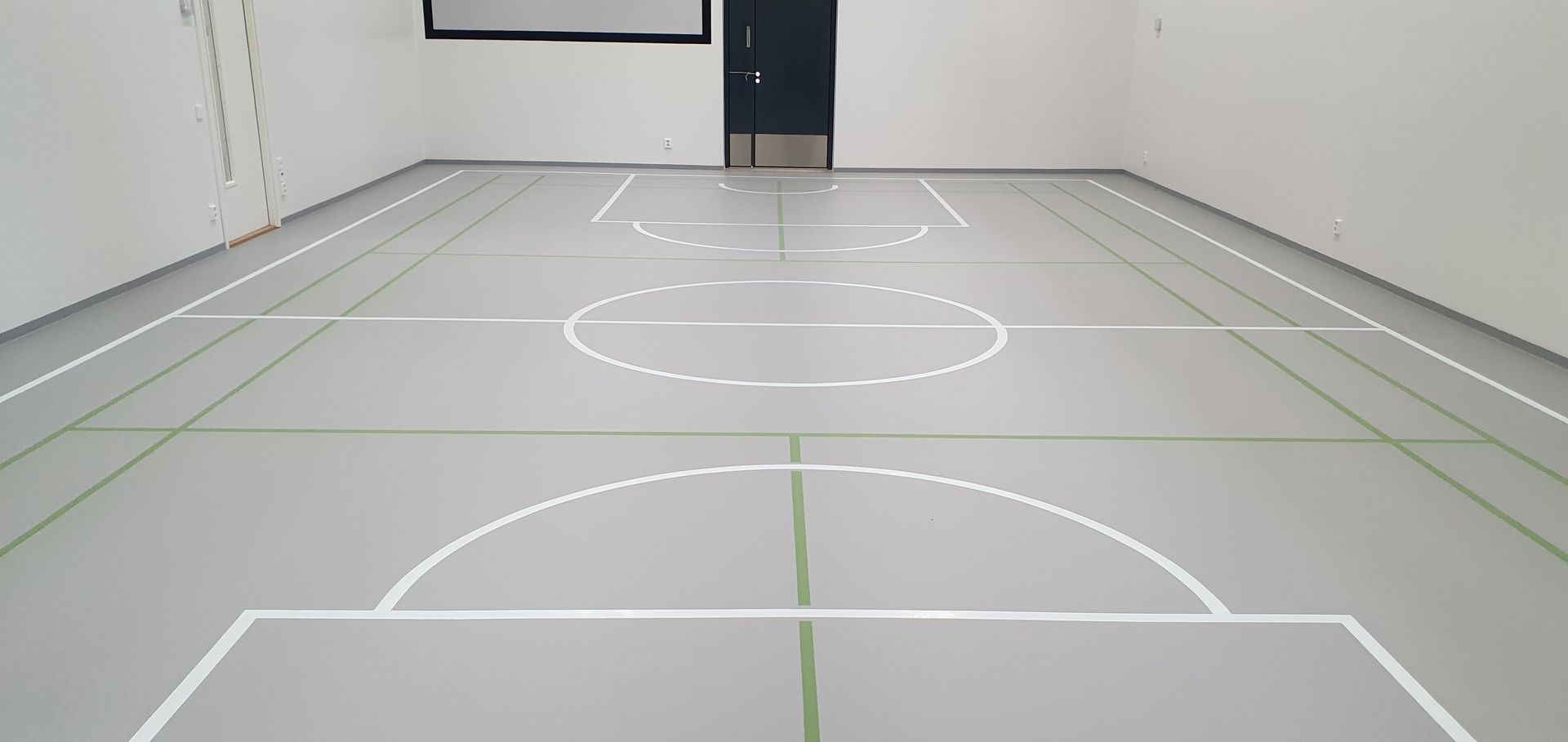 Mattopintainen liikuntalattia koulun ja päiväkodin liikuntasaliin - kestävä, helppohoitoinen ja pitävä ratkaisu, joka soveltuu eri lajeihin ja käyttäjäryhmille. Asennus Liikuntalattiat Holstila.